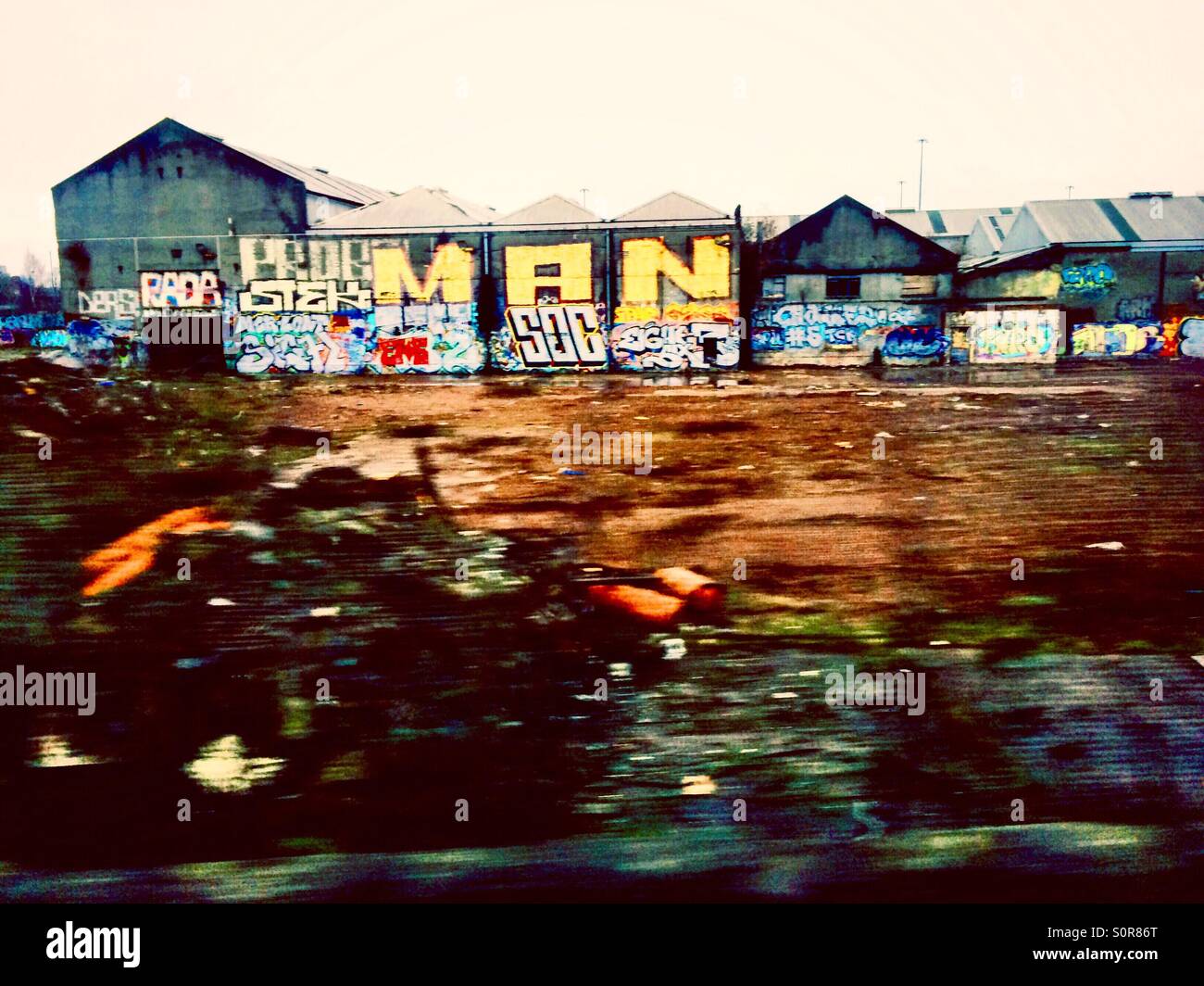 Verfallenen Gebäuden mit Graffiti bedeckt Stockfoto