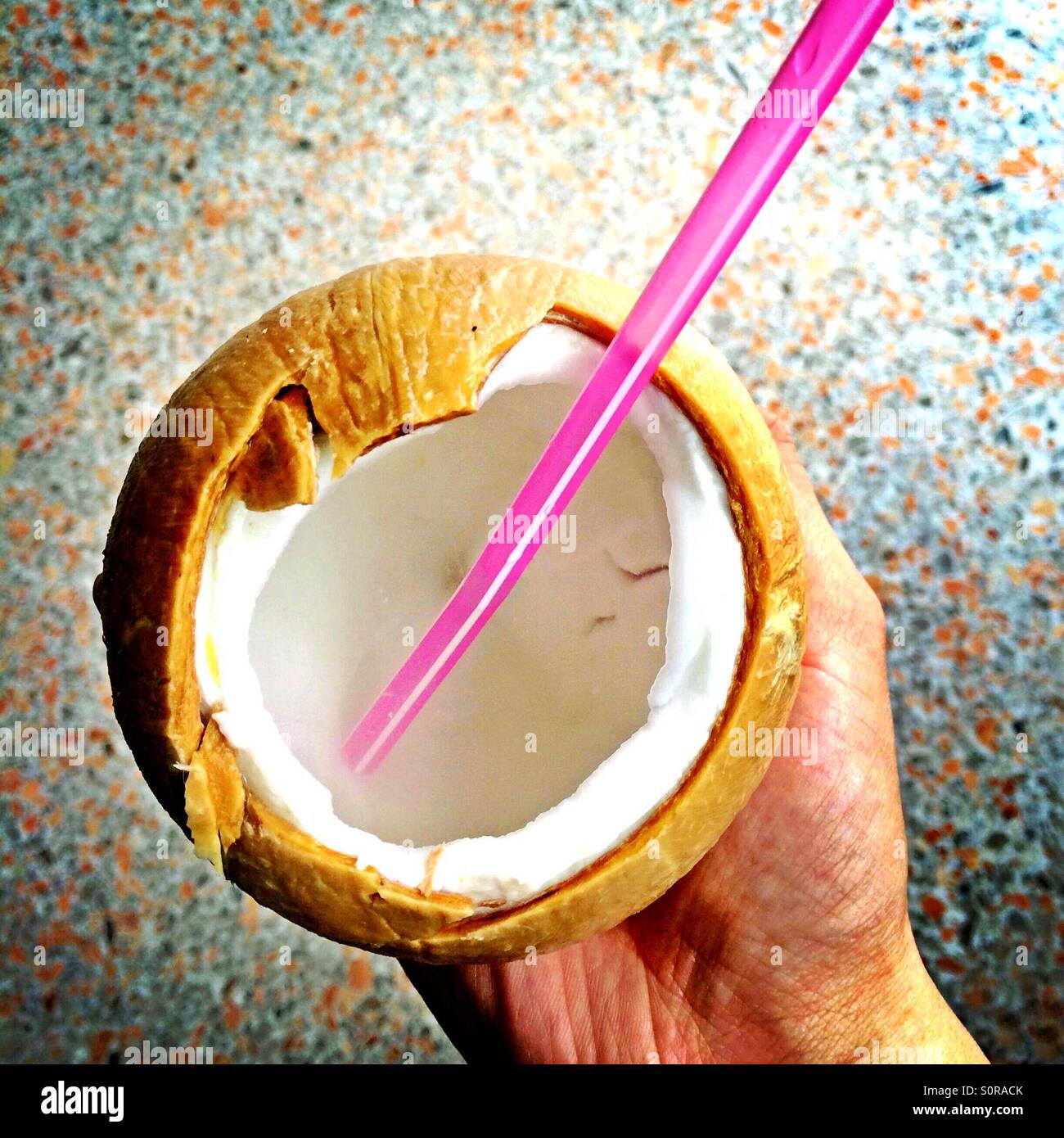 Frische junge Kokosnuss Trinkwasser in Bangkok, Thailand - Smartphone-aufgenommenes Stockfoto