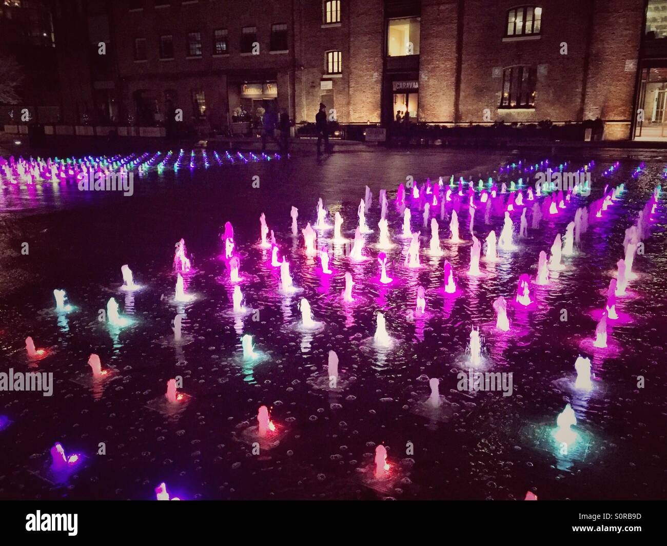 Wasser Installation Getreidespeicher Brunnenplatz, Kings cross, Islington - Smartphone-aufgenommenes Stockfoto