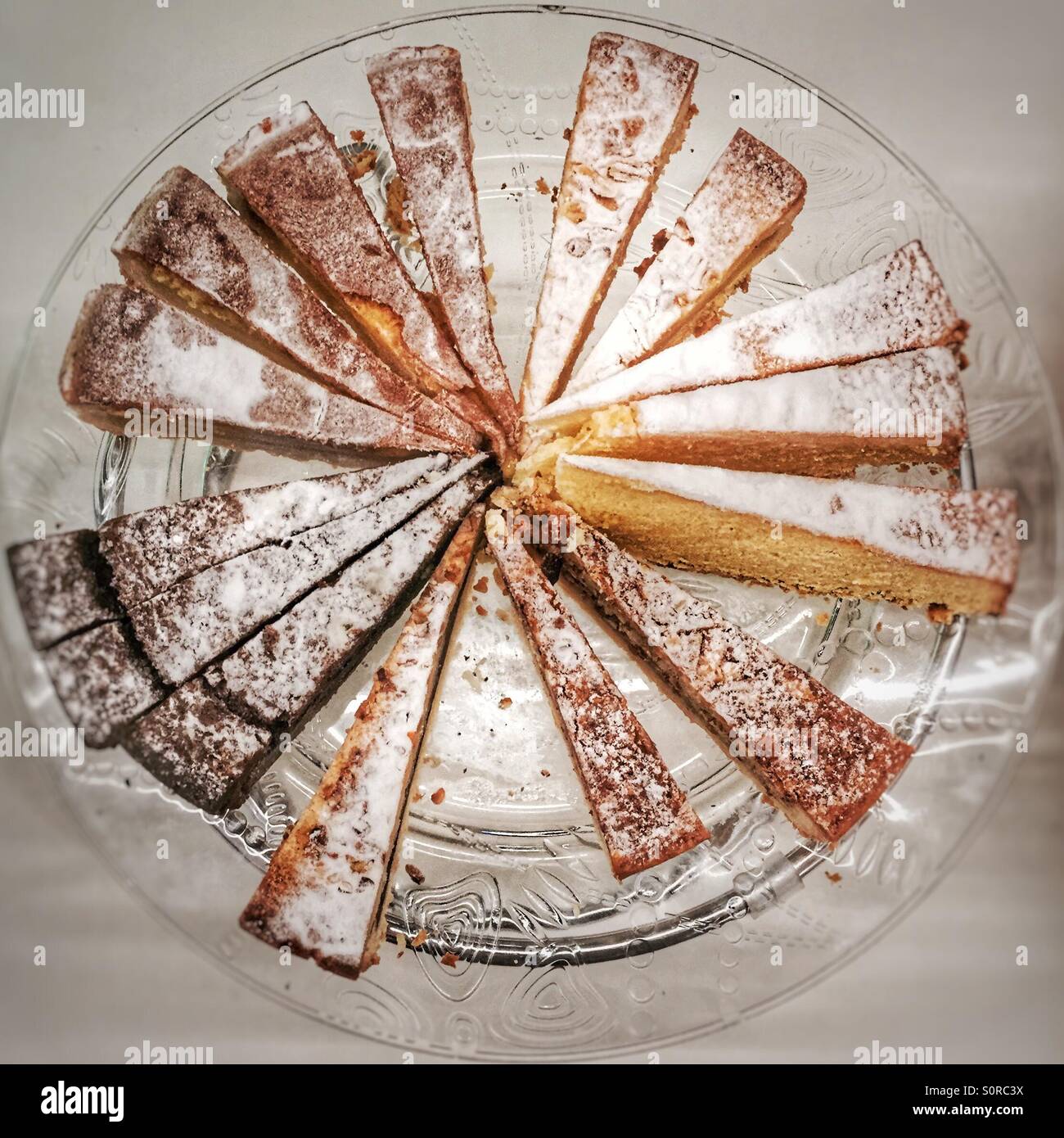 Kuchen auf einer Glasschale - Smartphone-aufgenommenes Stockfoto
