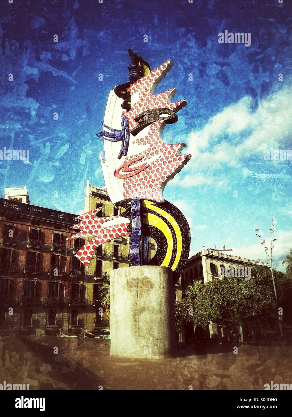 Roy Lichtenstein Kopf Skulptur in Barcelona, Spanien. Stellt das Gesicht einer Frau - Smartphone-aufgenommenes Stockfoto
