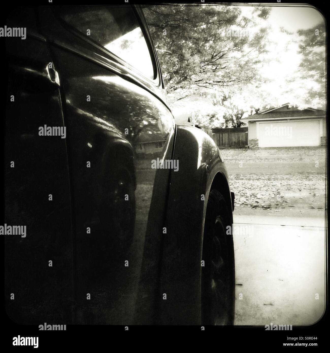 Super-Käfer 1974 in einer Garage geparkt. - Smartphone-aufgenommenes Stockfoto