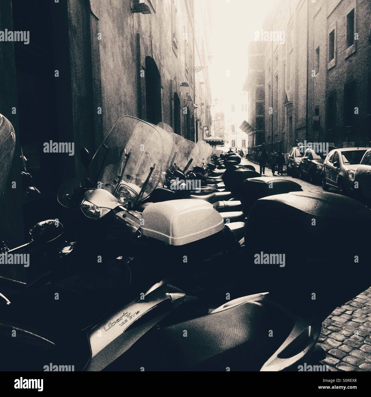 Zeile der Mopeds in einer Seitenstraße in Rom Stockfoto