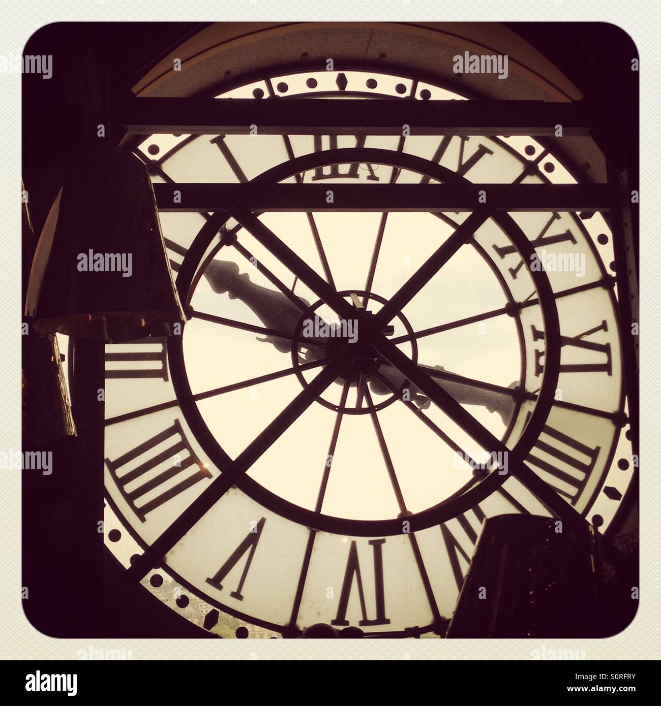 Bahnhofsuhr auf dem Musee d ' Orsay in Paris aus dem restaurant - Smartphone-aufgenommenes Stockfoto
