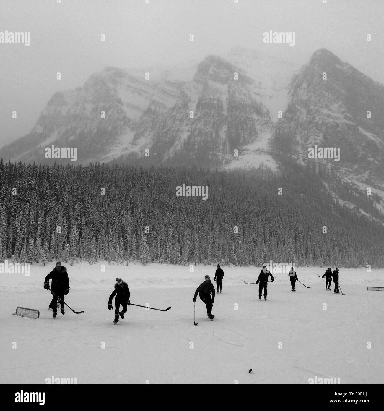 Sie wissen, dass Sie in Kanada sind, wenn Sie auf eine improvisierte Januar-Hockey-Spiel auf dem Lake Louise stolpern Stockfoto