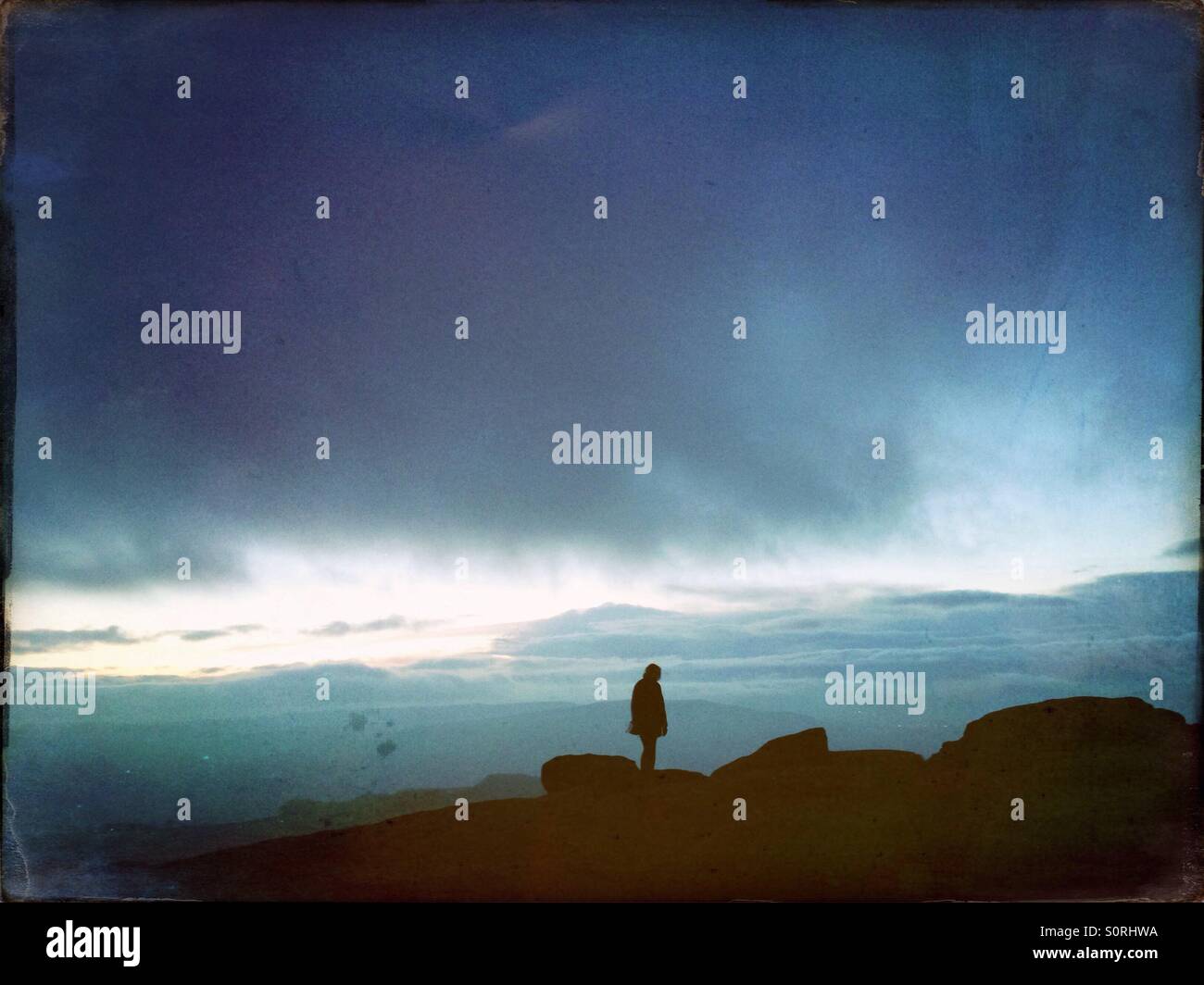 Wandern entlang einer Klippe bei Sonnenuntergang - Smartphone-aufgenommenes Stockfoto