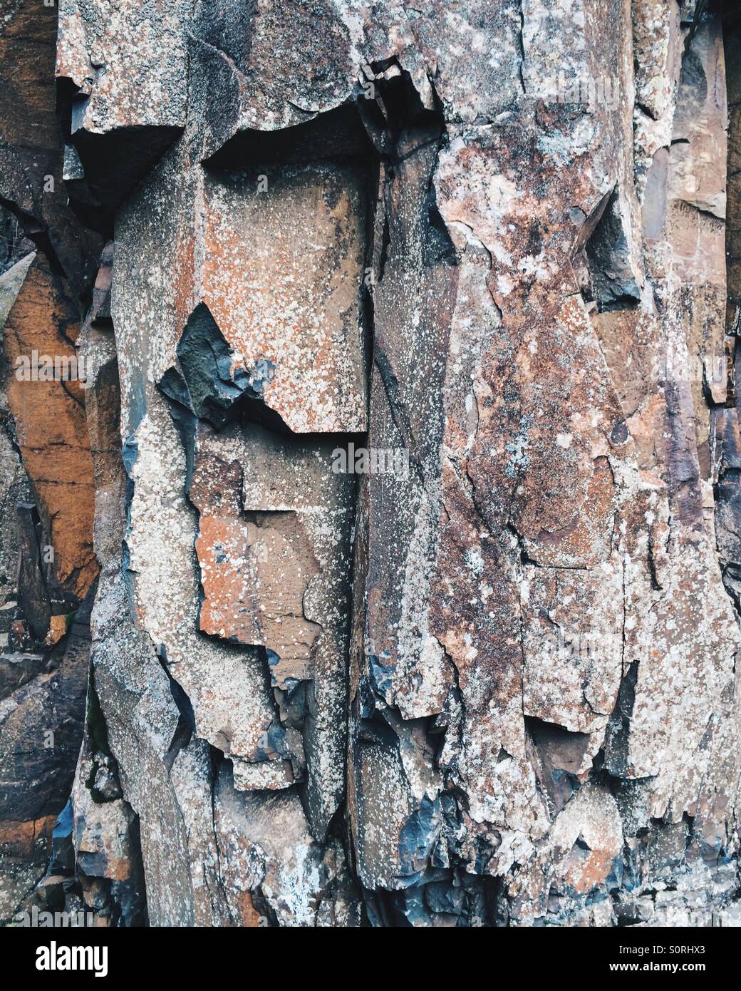 Abstrakte Rock mit einem versteckten Gesicht. - Smartphone-aufgenommenes Stockfoto
