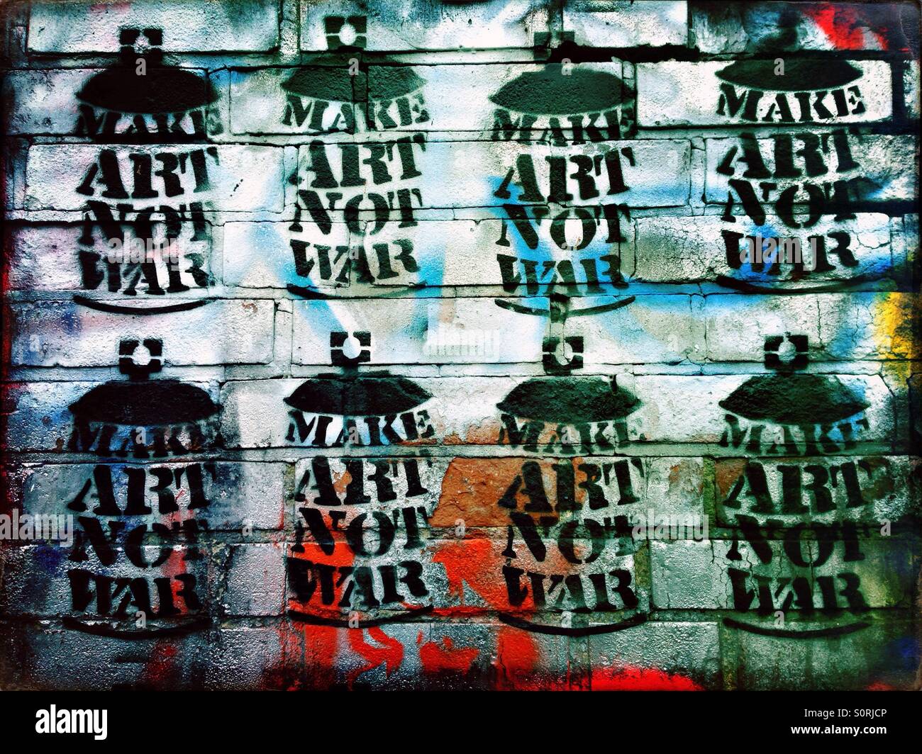 Eine Schablone Graffiti mit dem Slogan "machen Kunst nicht Krieg" auf eine Mauer in Berlin, Deutschland Stockfoto