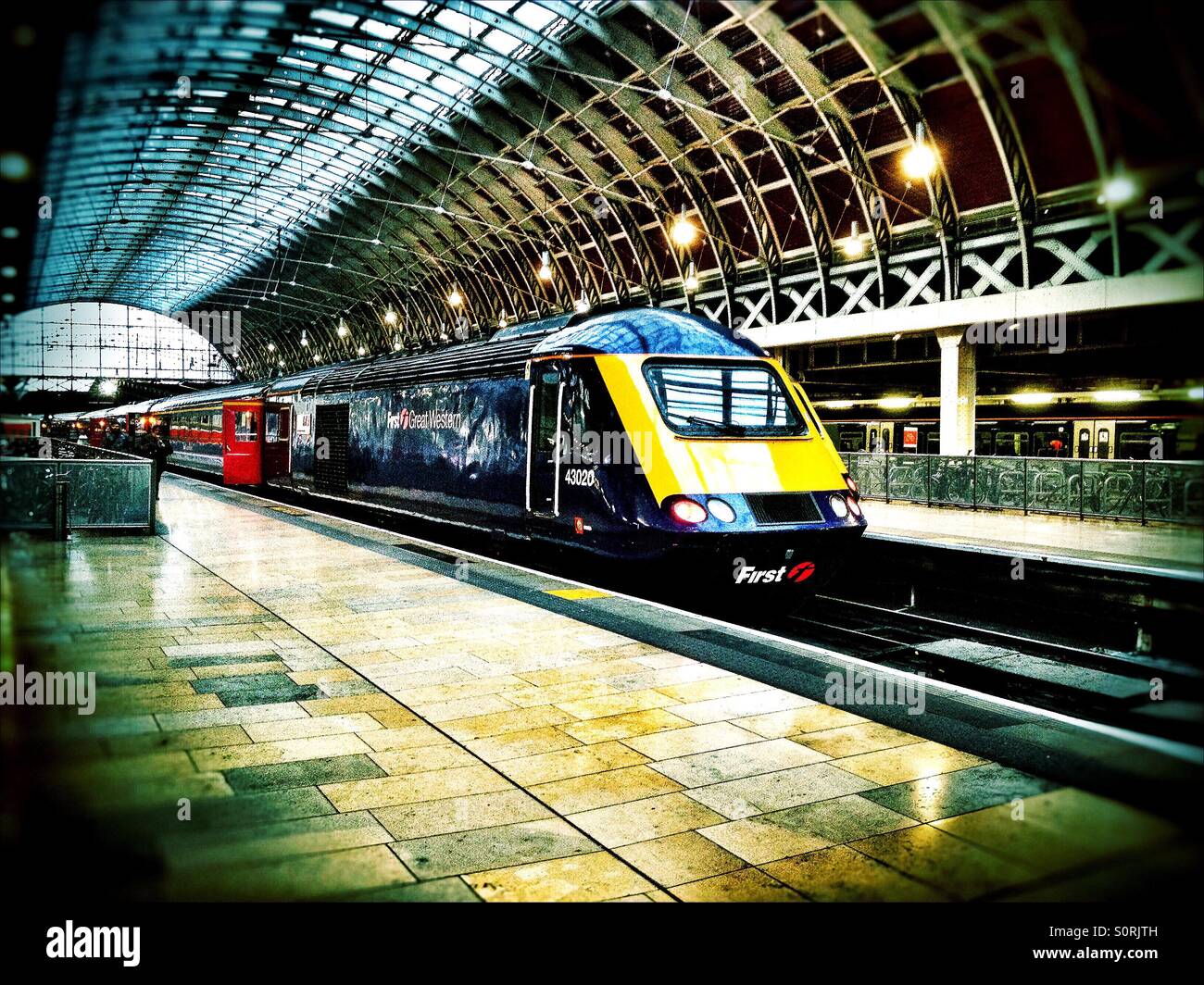 First Great Western intercity Zug wartet auf die Abfahrt vom Bahnhof Paddington in London. Stockfoto