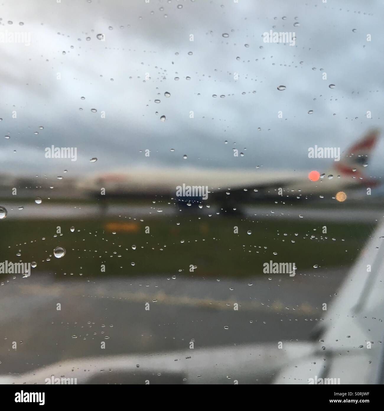 Regentag Start-und Landebahn für British Airways Stockfoto