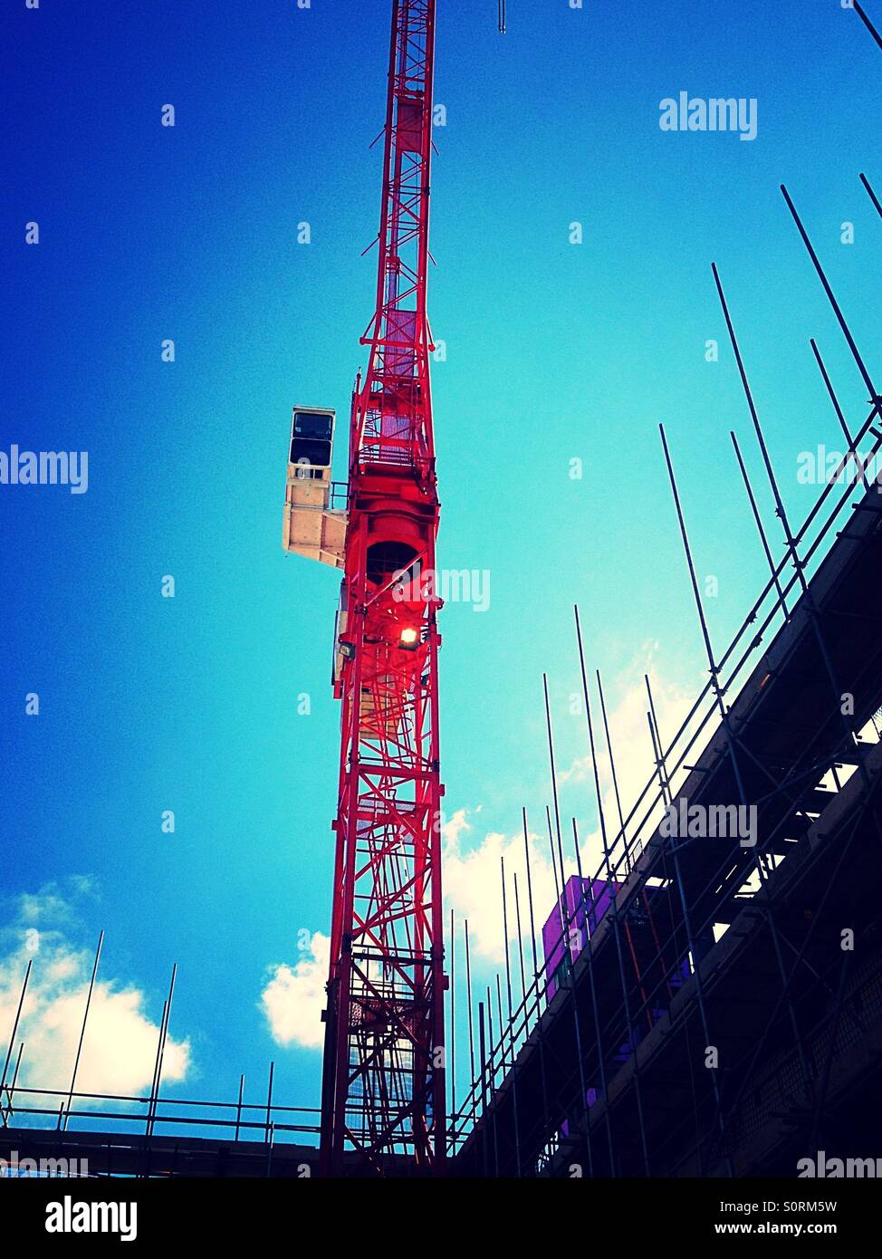 Rote Kran arbeiten - Smartphone-aufgenommenes Stockfoto