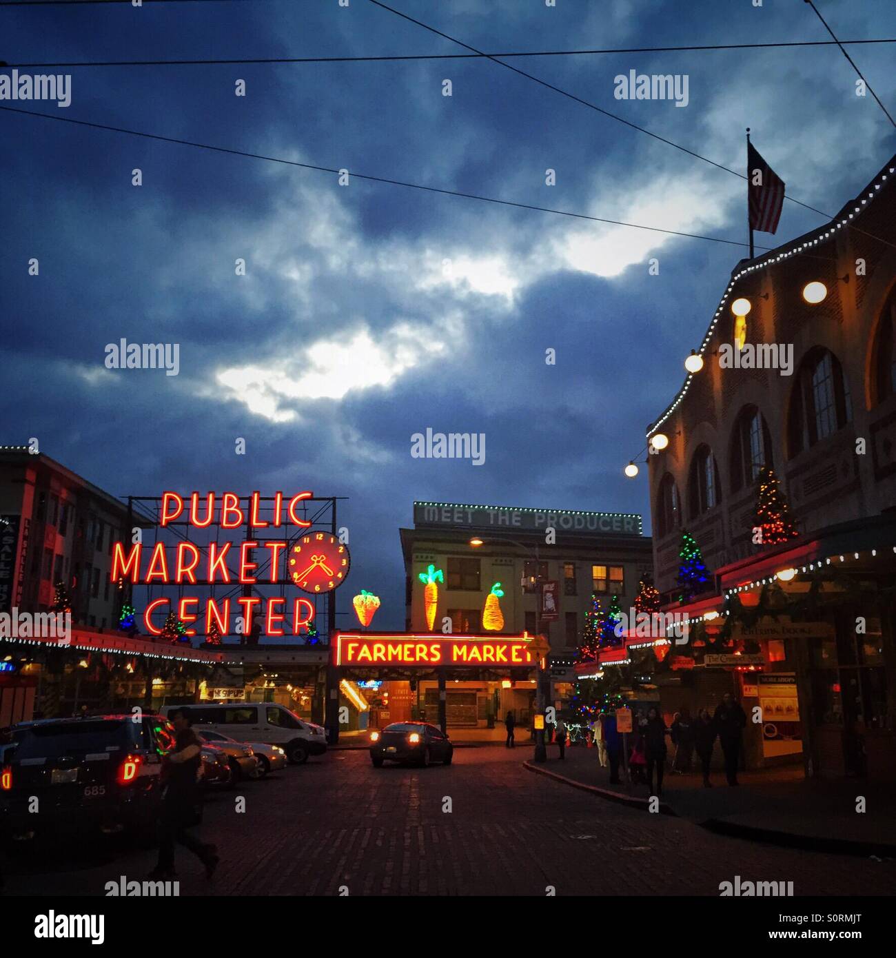 Berühmte Pike Place Market in Seattle in der Dämmerung während der Ferienzeit - Smartphone-aufgenommenes Stockfoto