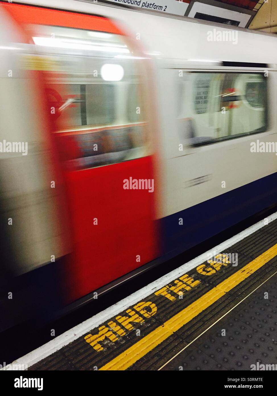 Ein Zug beschleunigt durch in der Londoner U-Bahn. London, England UK. Stockfoto