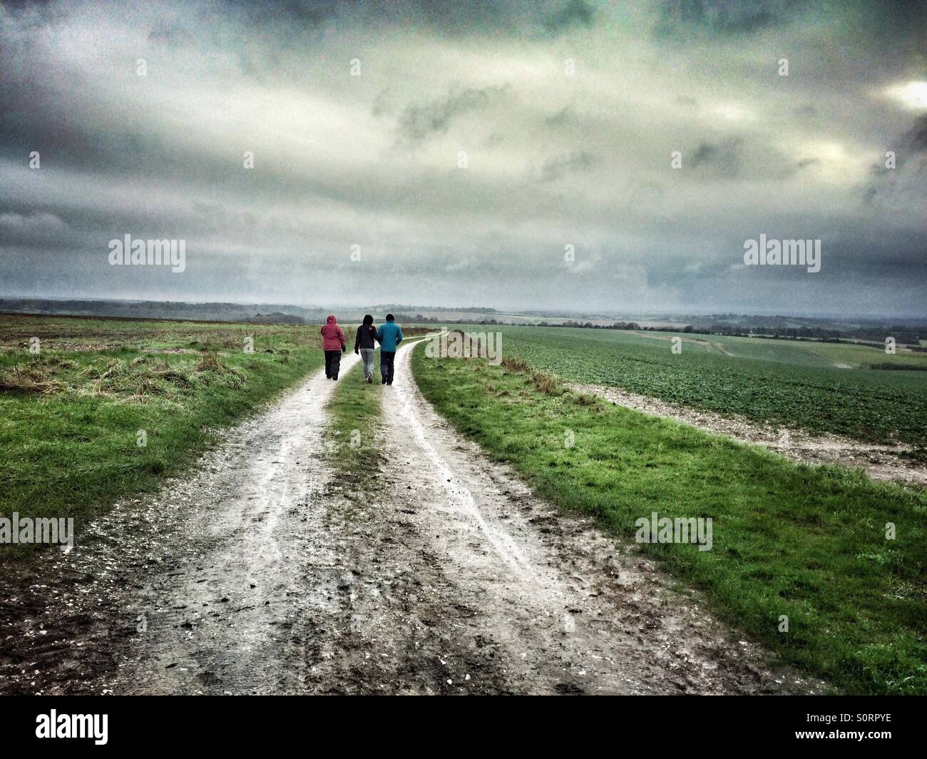 Reise von Frauen zu Fuß auf eine kalte nasse trostlose englische Landschaft im winter Stockfoto