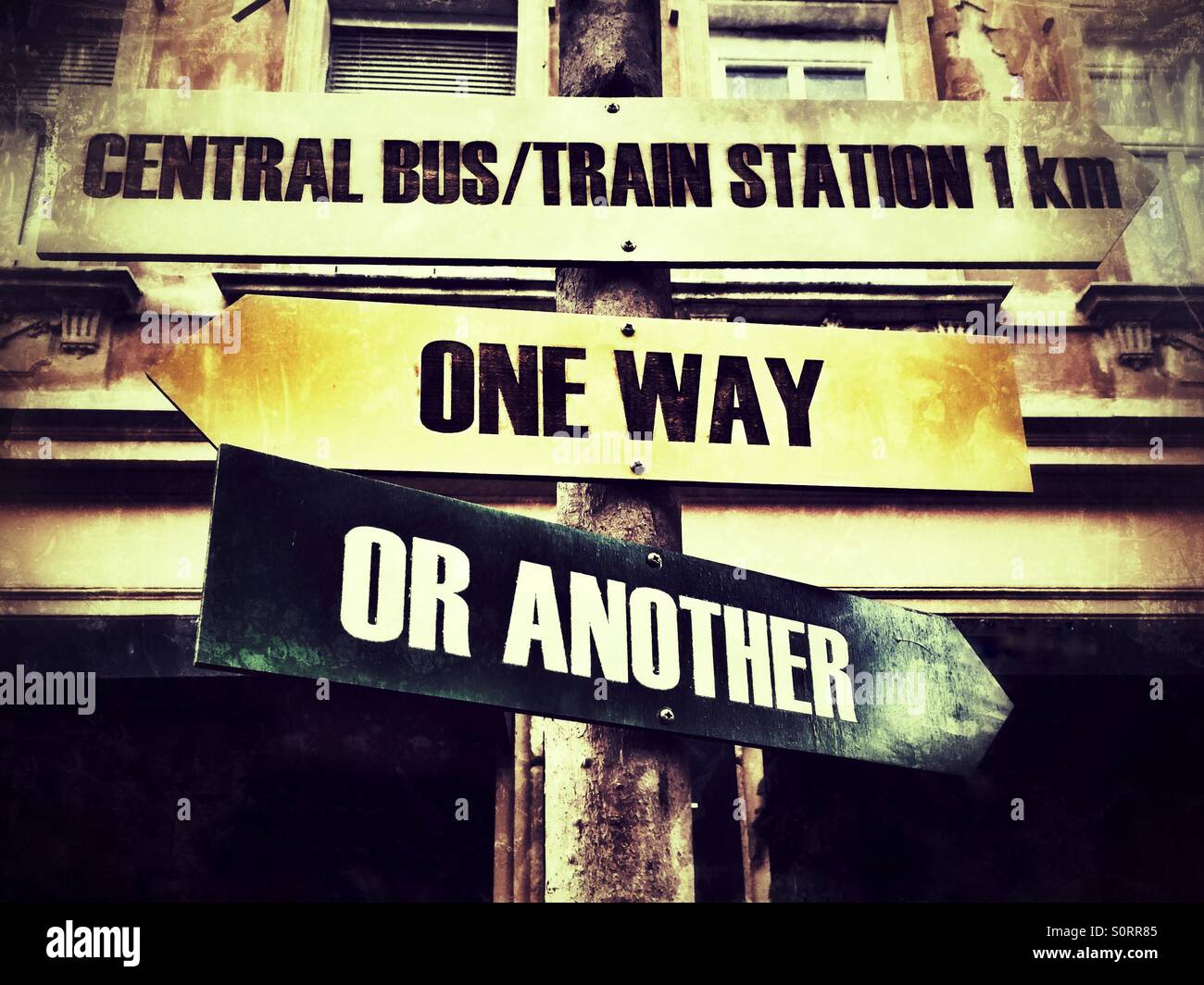 Hölzerne Schild ein Weg oder ein anderes und zentralen Bus/Bahnhof Stockfoto