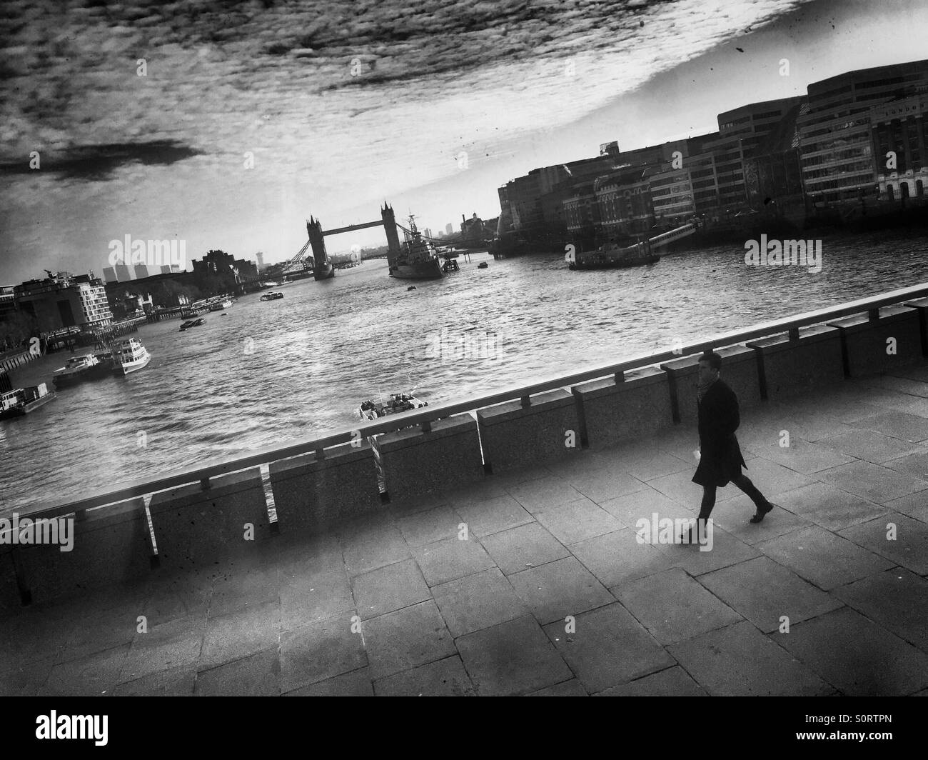 Wandern auf der Londoner Brücke Stockfoto