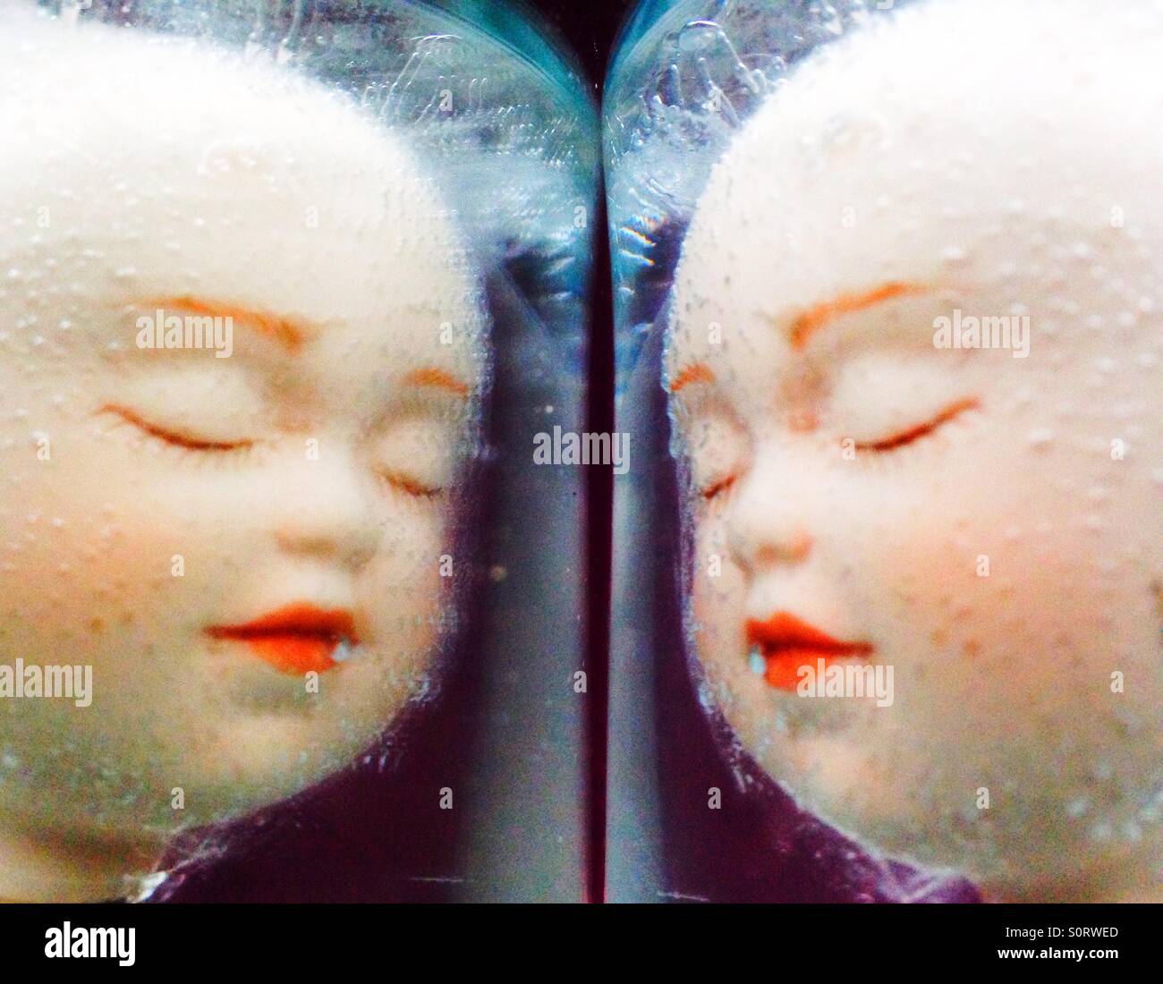 Ein Spiegelbild der Puppe Gesichter. Stockfoto