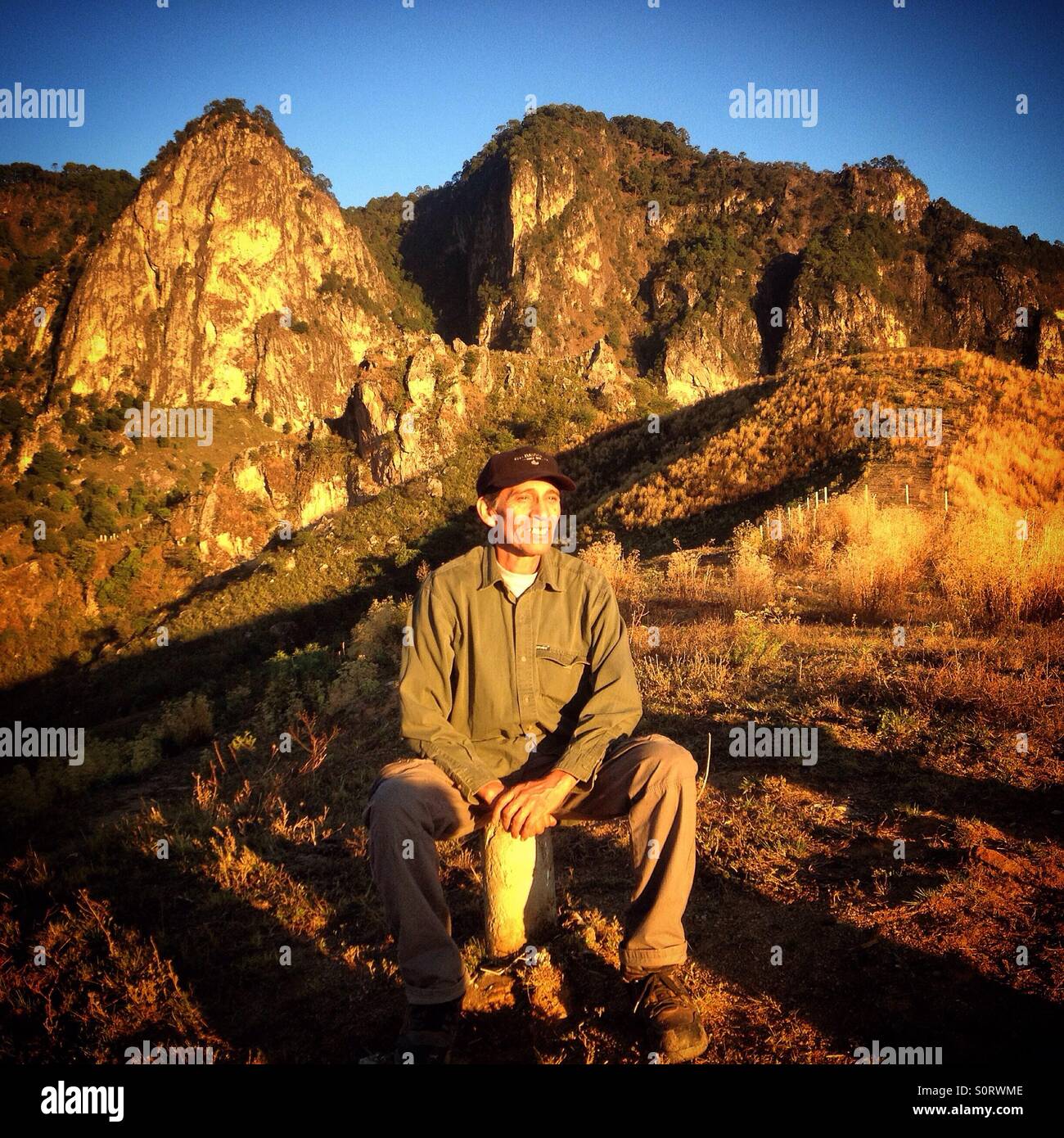 Antonio Herrera Watchs Sonnenuntergang nach der Arbeit in Xiuhcalco essbare Wald, in La Unión-Sultepec, ein pilot-Projekt um den Boden stark abgeholzt durch Monokultur, Agrochemikalien und Bergbau zu erholen. Stockfoto