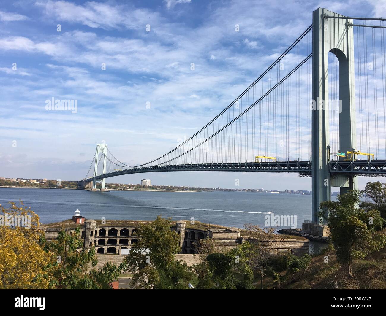 Die Verrazano-Narrows-Brücke, verbindet Staten Island, Brooklyn, New York. Fort Wadsworth, errichtet während des Unabhängigkeitskrieges im Vordergrund. Stockfoto