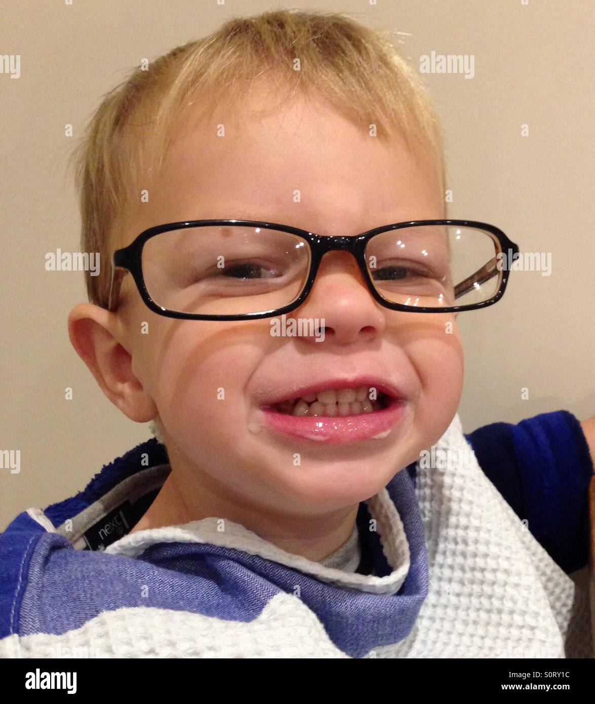 Cute nerdy Kleinkind mit Brille Stockfotografie - Alamy