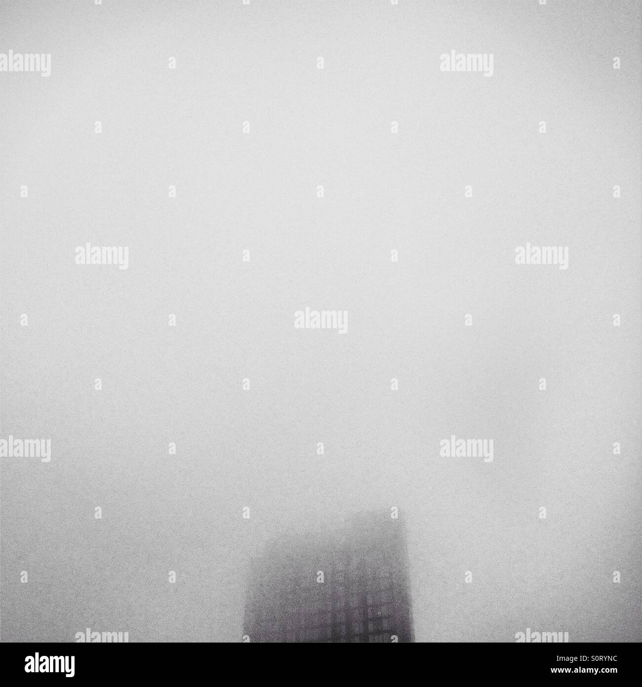 Nebel umliegenden Wolkenkratzer - Smartphone-aufgenommenes Stockfoto