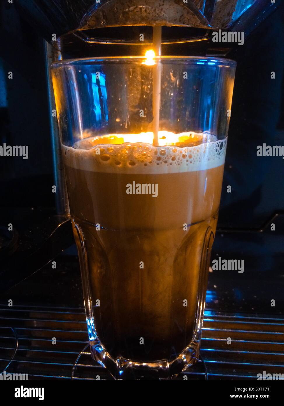 Kaffeemaschine bereitet einen Kaffee Stockfoto