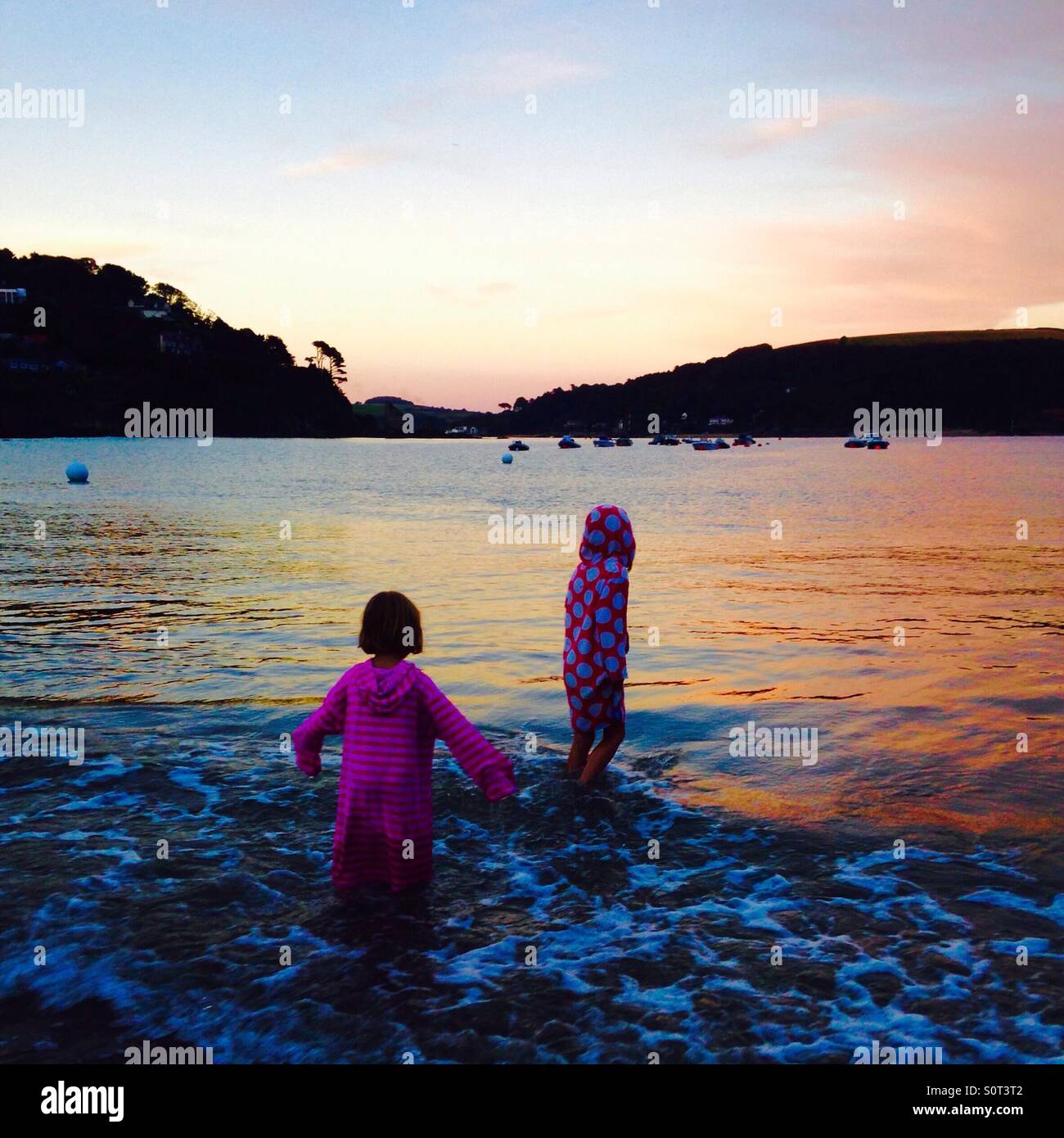 Mädchen spielen im Meer Stockfoto