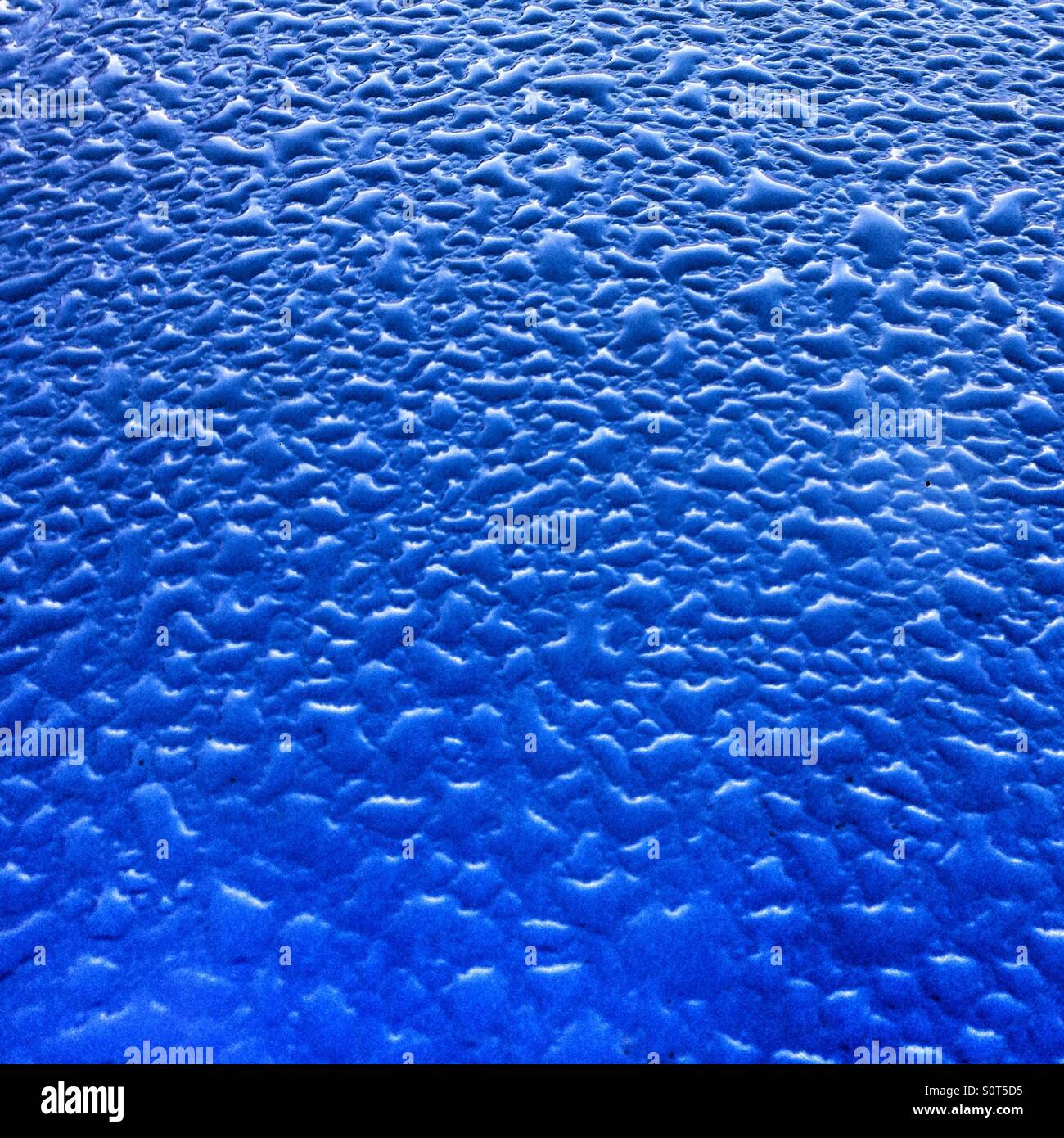Muster von Wassertropfen auf blauem Grund. Stockfoto