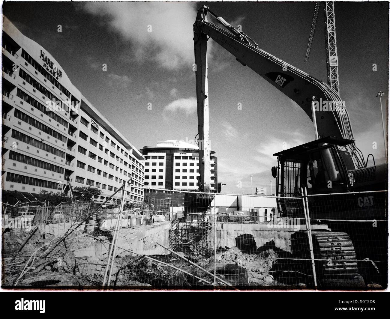Schwarz / weiß Foto einer Baustelle in Cape Town, Südafrika. - Smartphone-aufgenommenes Stockfoto