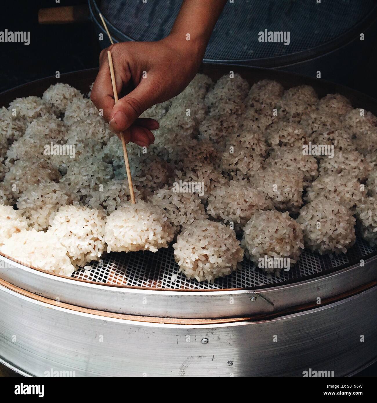 traditionelle chinesische Reis Frikadellen Abholung Stockfoto