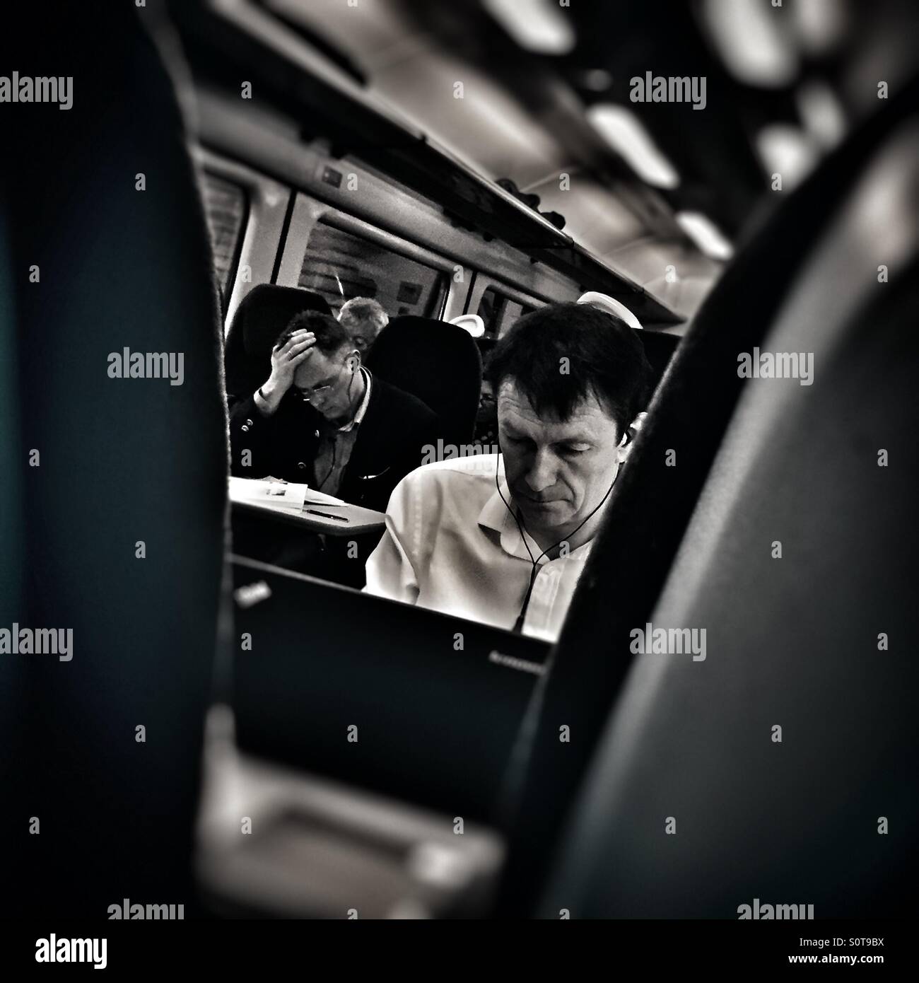 Pendler, die mit dem Zug nach London beschäftigt - Smartphone-aufgenommenes Stockfoto