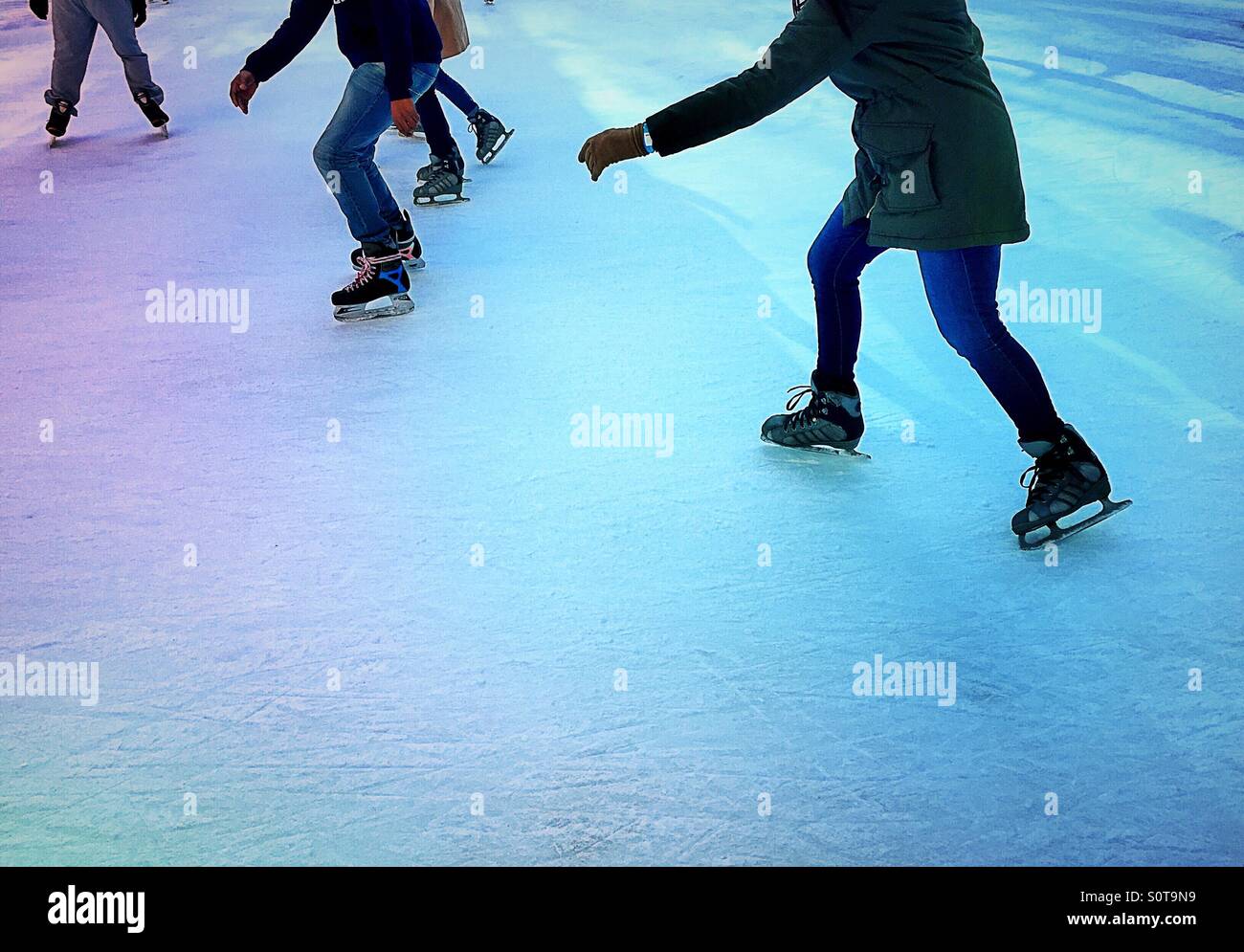Skater in Bewegung auf der Eislaufbahn im Bryant Park Winter 2016 Stockfoto