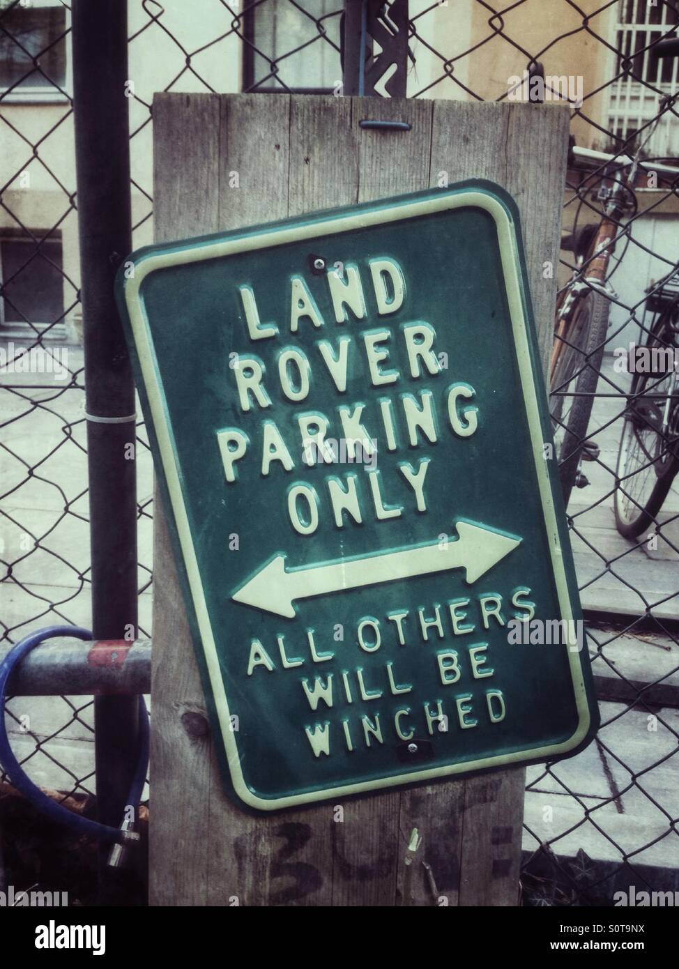 Landrover Parken nur Zeichen, humorvoll - Smartphone-aufgenommenes Stockfoto