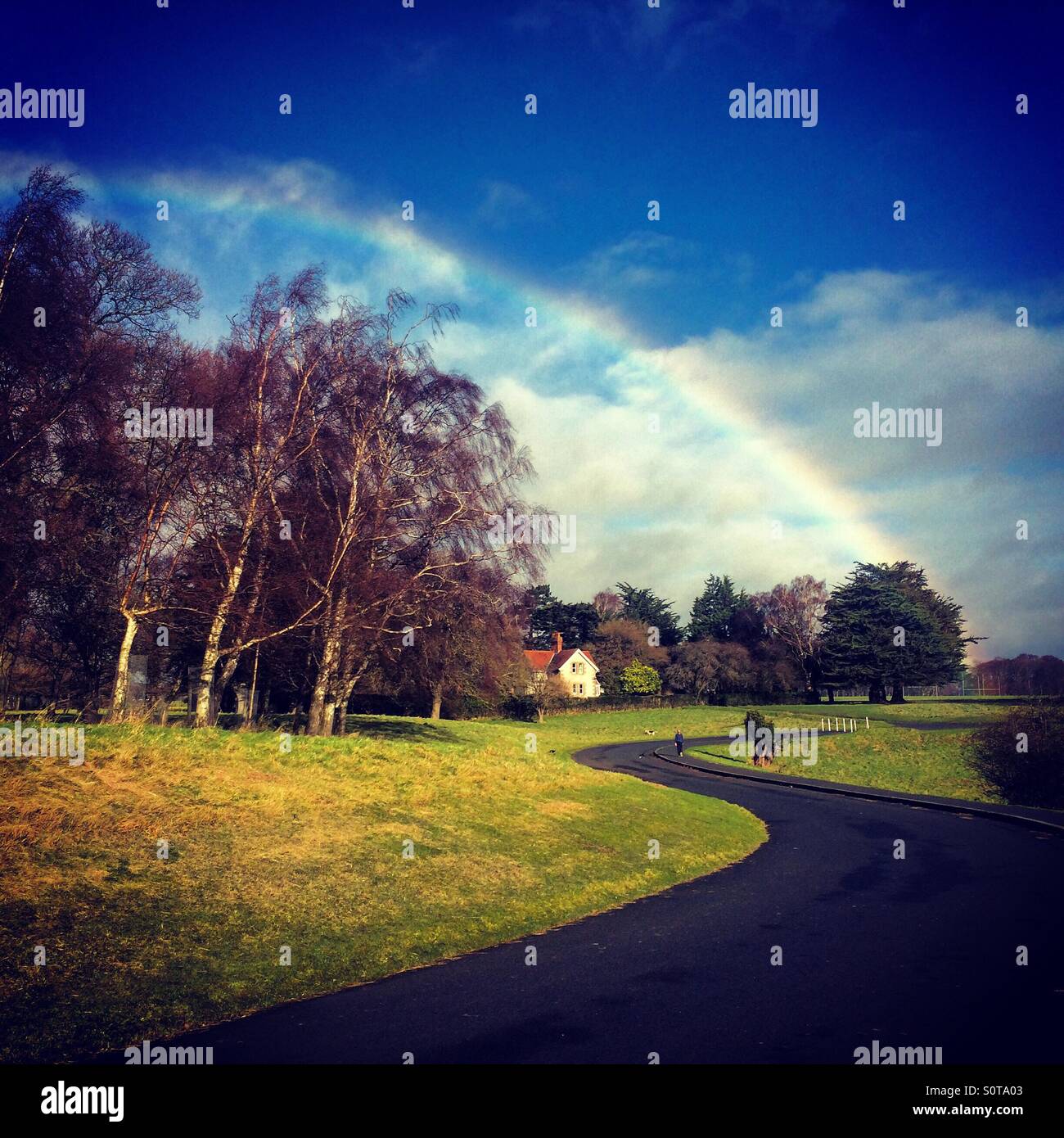 Ein Regenbogen über einer Hütte im Phoenix Park, Dublin, Irland. Stockfoto