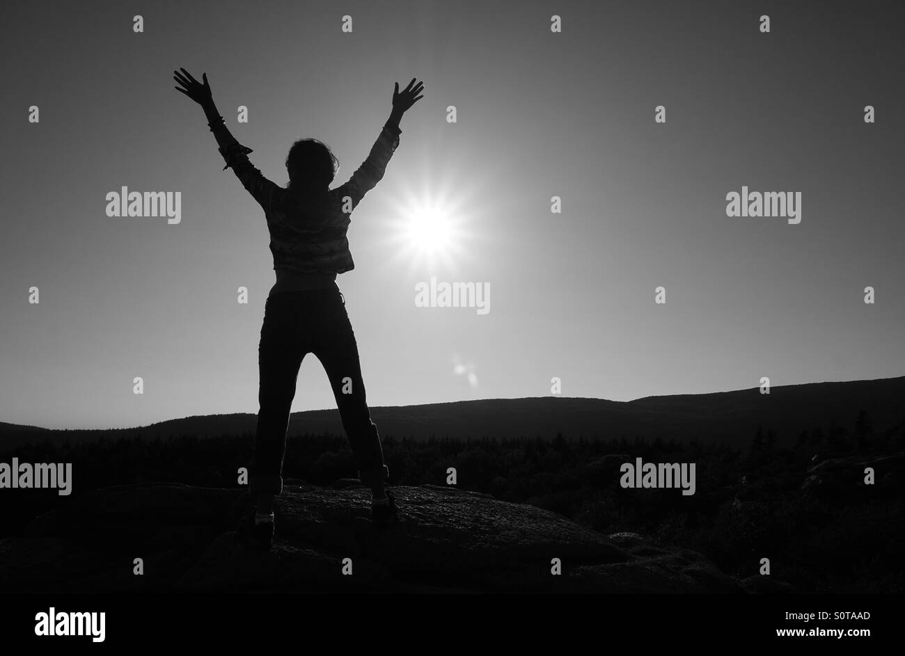 Bergsteiger mit Sonne Hintergrund Stockfoto