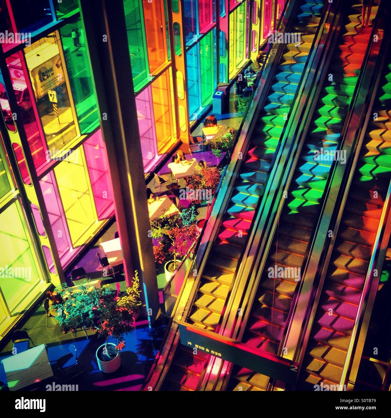 Sonnenlicht Reflexionen durch farbiges Glas mit Instagram filter Stockfoto
