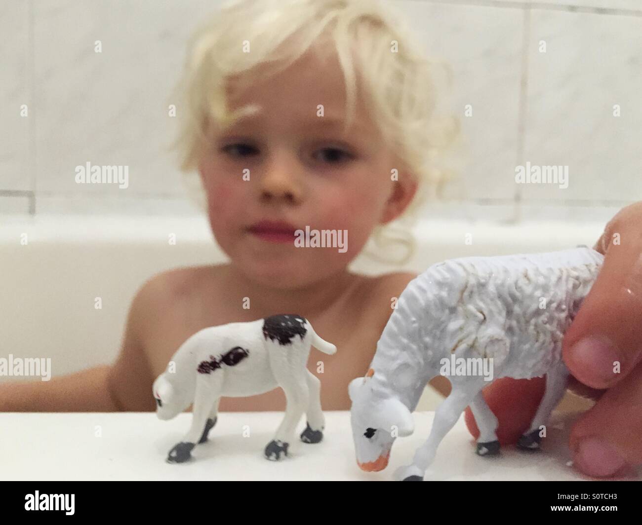 Jungen spielen in der Badewanne Stockfoto