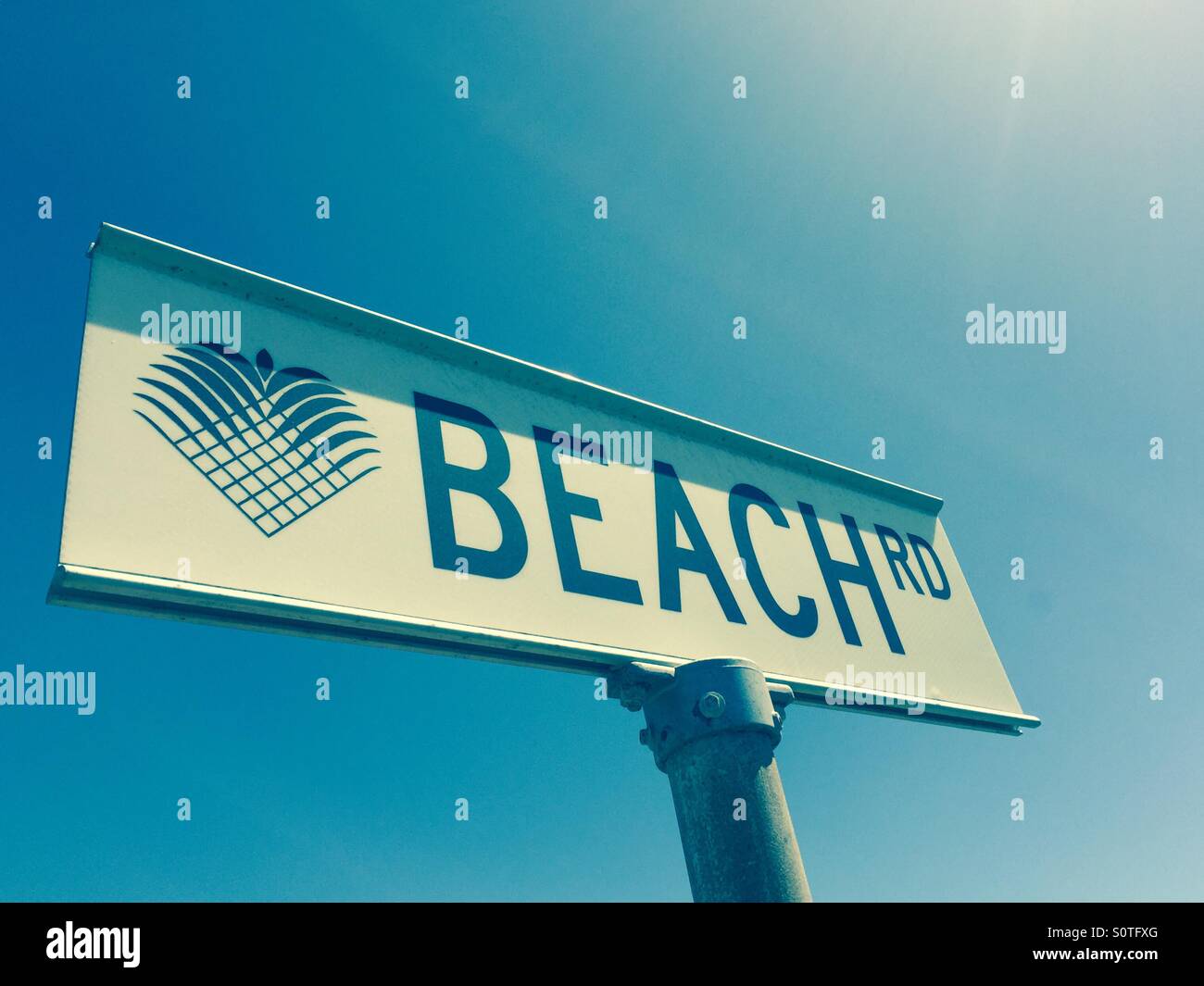 Beach Road Zeichen auf blauem Himmel Stockfoto