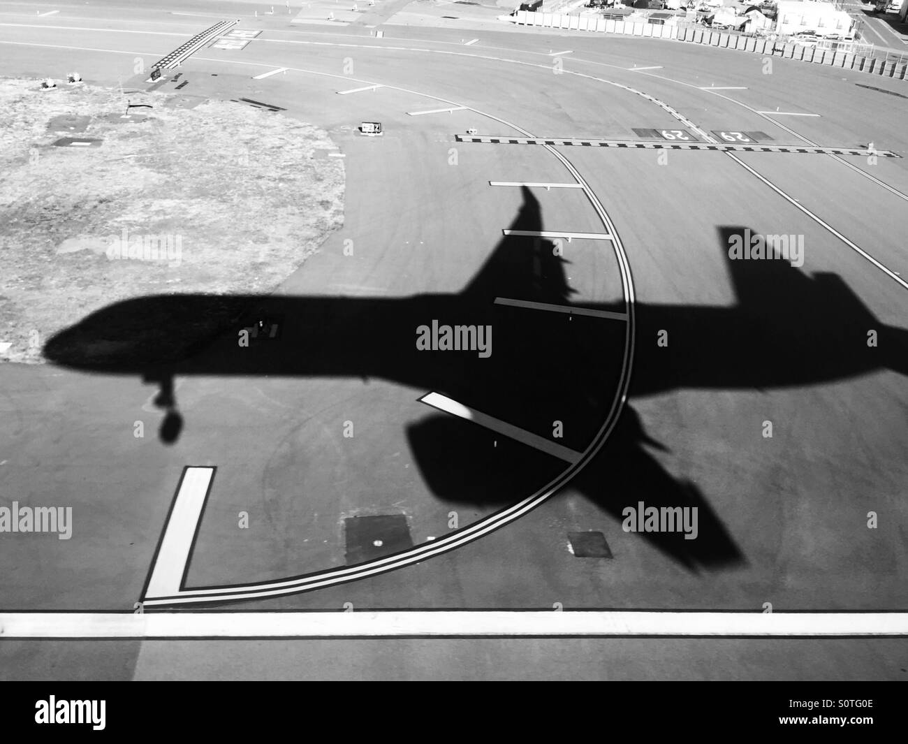 Schatten des Flugzeug Landung am Flughafen Newark Stockfoto
