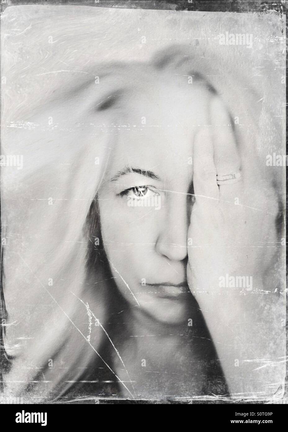 Schwarz / weiß Porträt einer Frau mit der Hand abdecken eines Auges Stockfoto