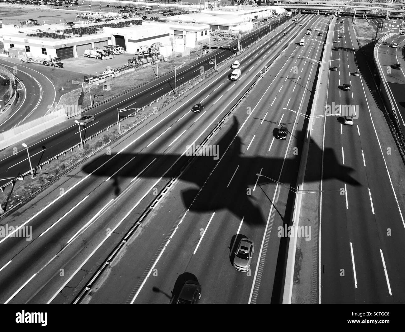 Schatten des Flugzeug Landung am Flughafen Newark Stockfoto