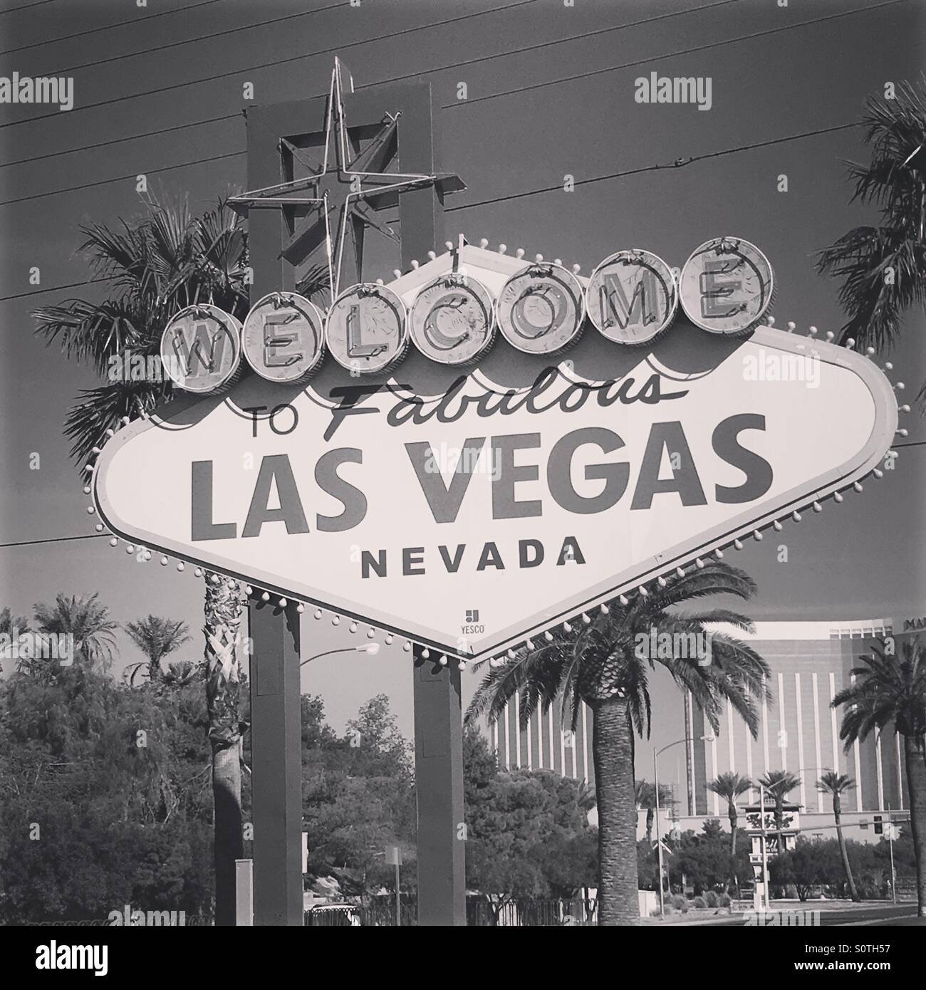 Kultige Welcome to Las Vegas Schild mit Vintage-Look in schwarz und weiß Stockfoto