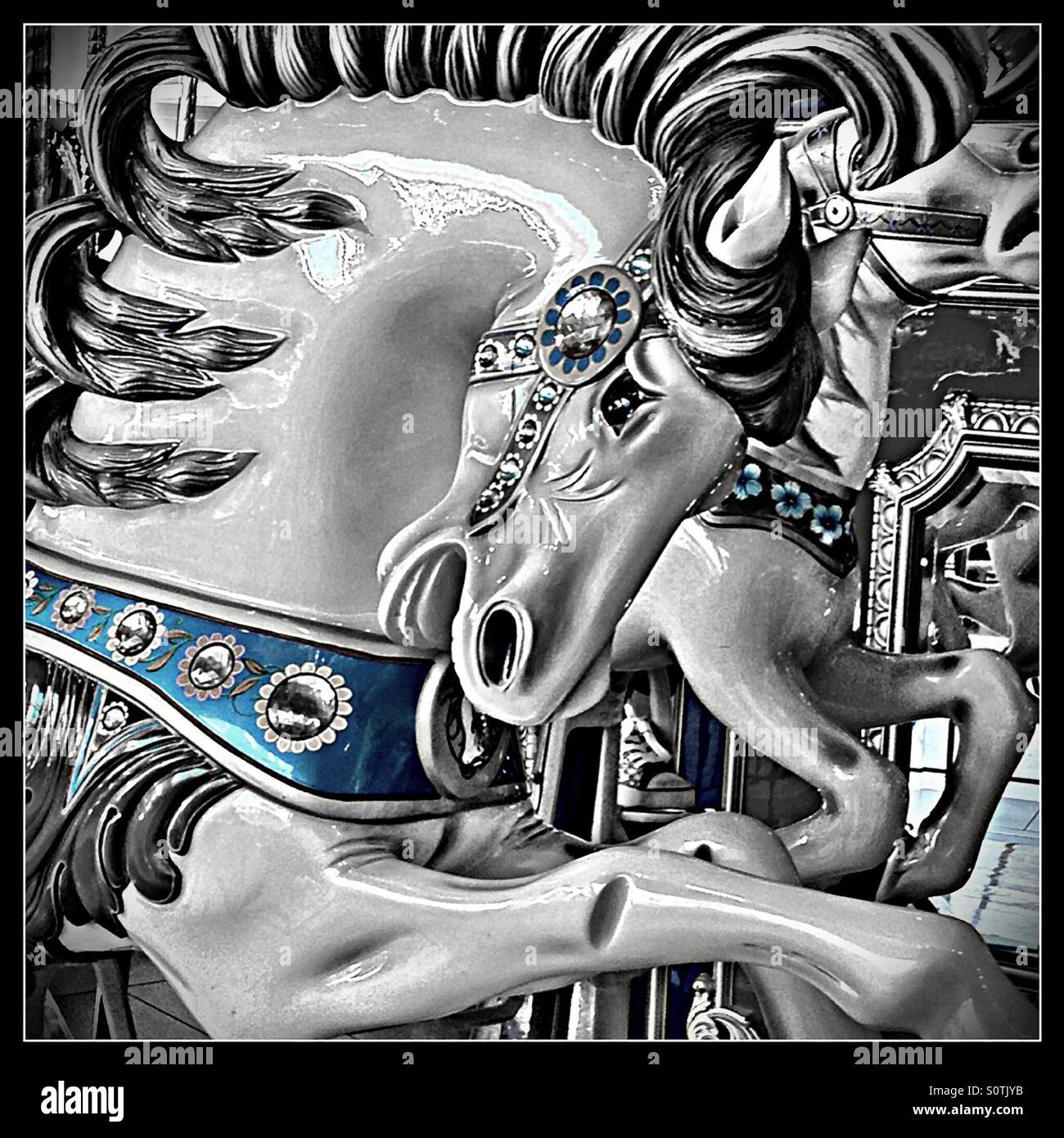 Schwarze, blaue und weiße Karussell-Pferd Stockfoto