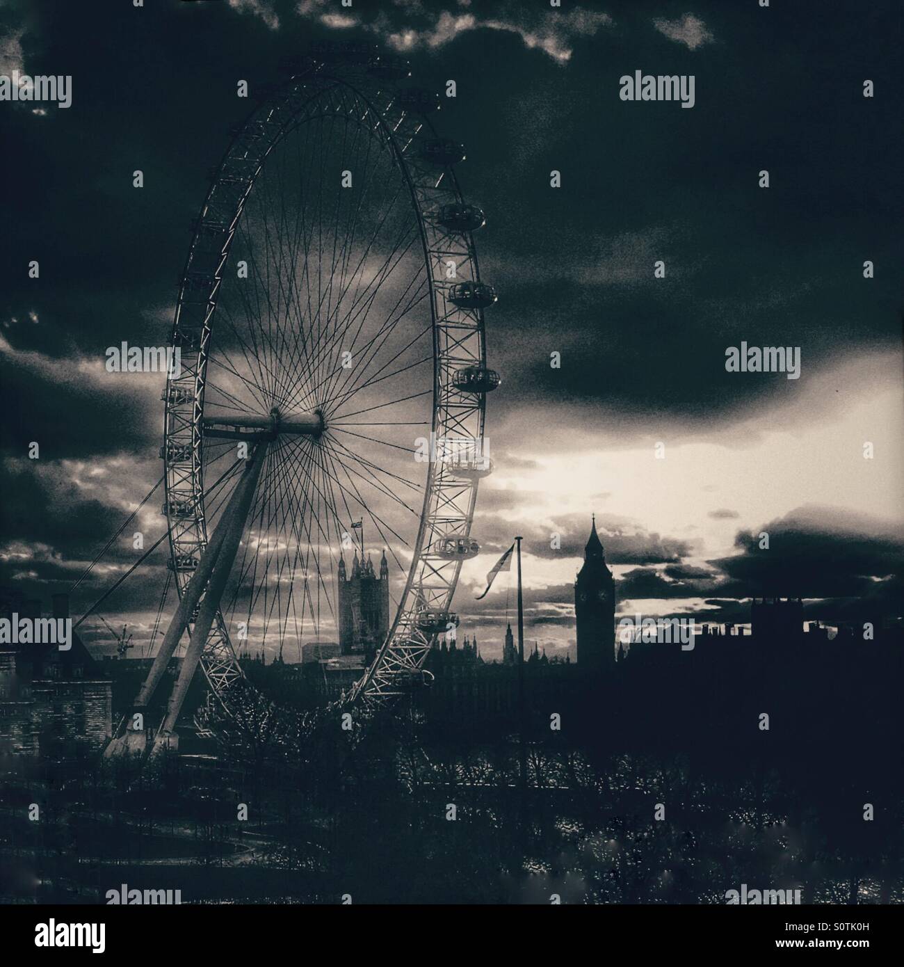 Dunkle Wolken aus London Stockfoto