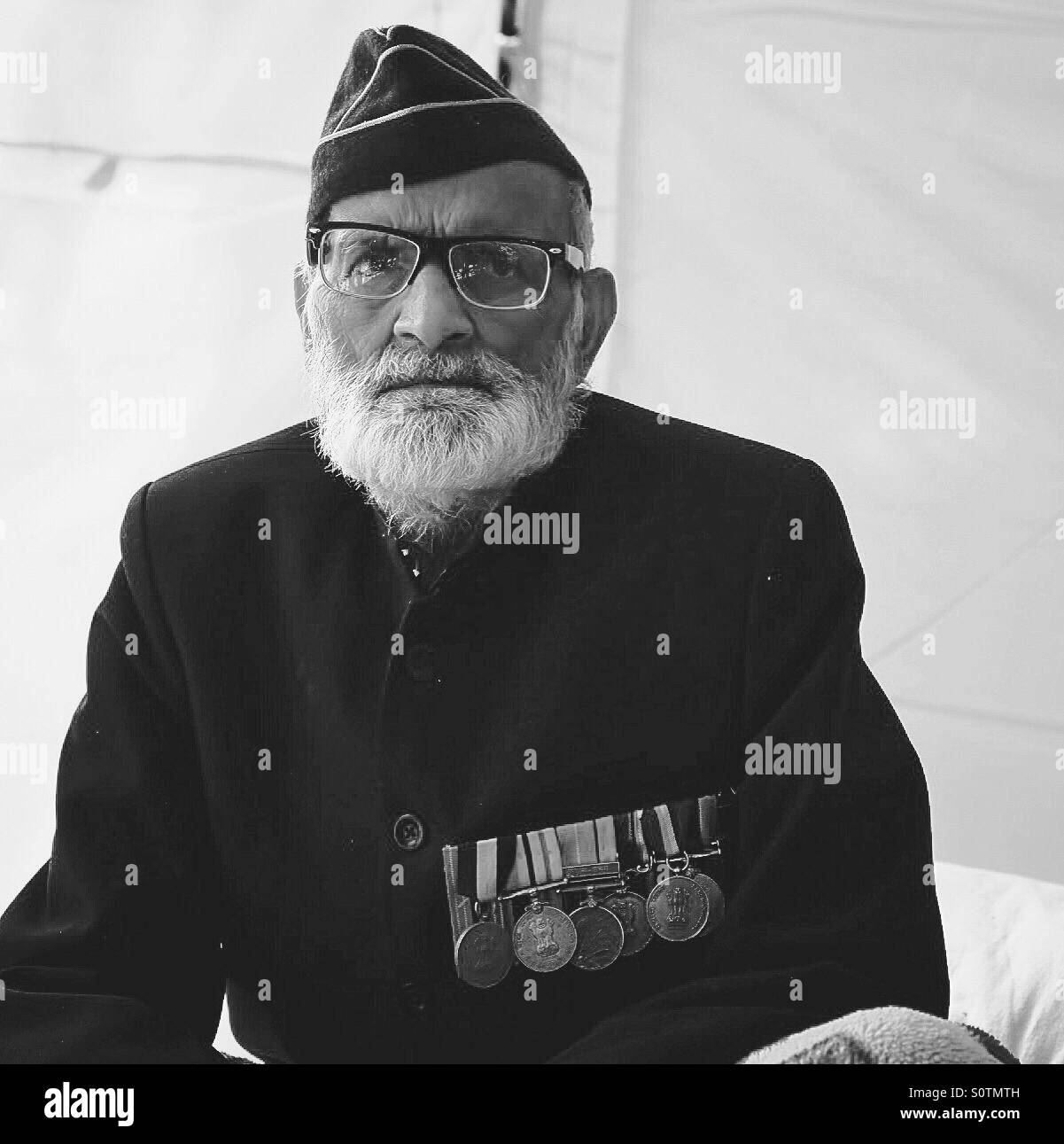 Ein veteran Armeeangehörige in seiner Kleidung mit Medaillen Stockfoto