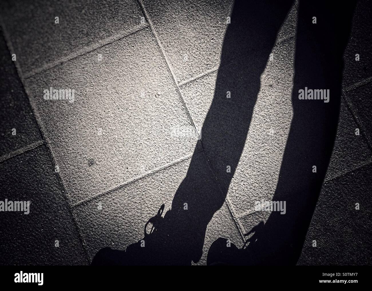 Fußgängerzone Schatten gehen auf der Straße - Smartphone-aufgenommenes Stockfoto