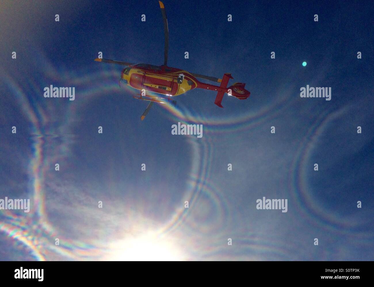 Sichtbare Wirbel Ringe Umströmung Helikopter in den blauen Himmel Stockfoto