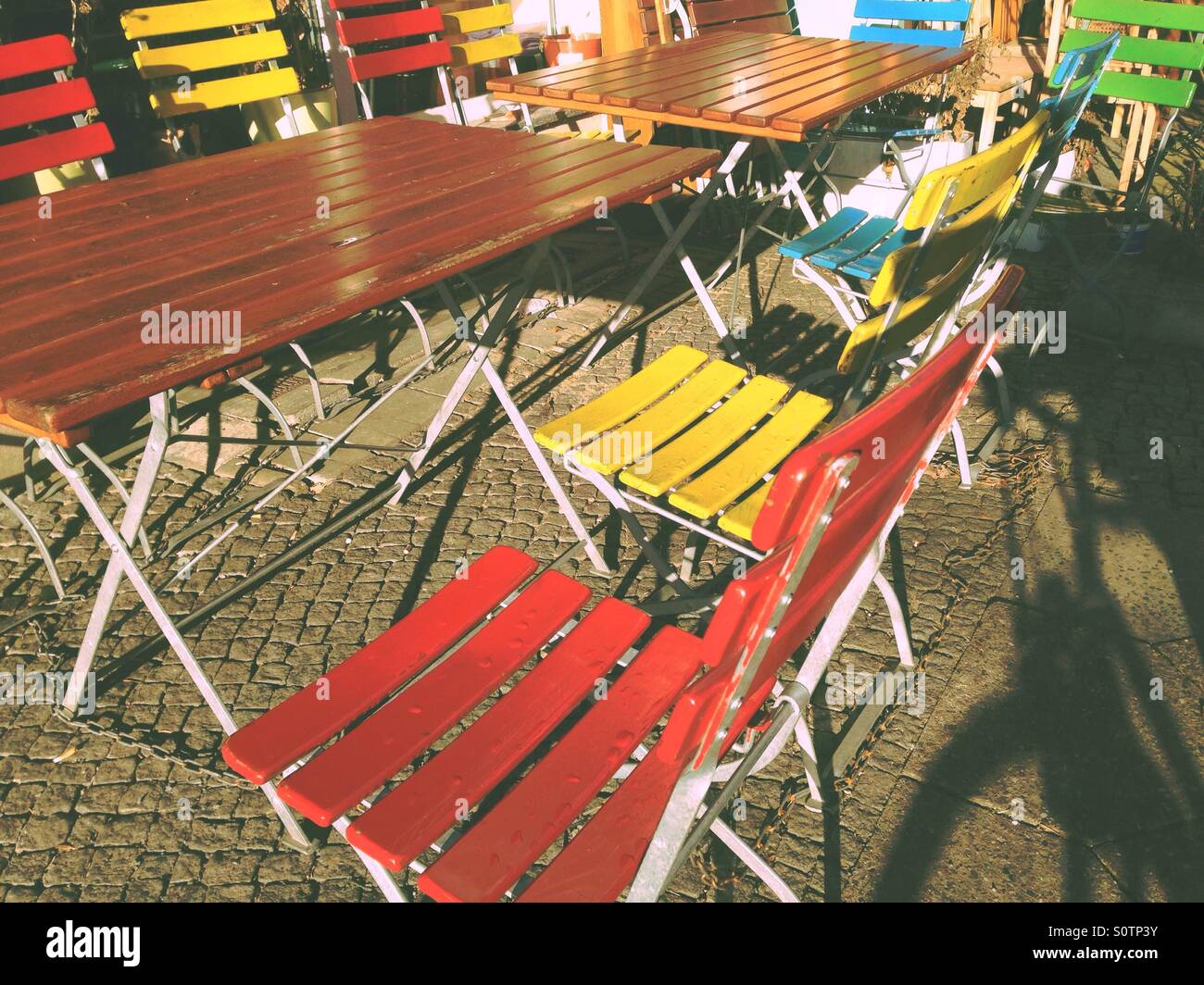 Bunte Stühle vor einem Restaurant-Café in Berlin-Kreuzberg, Deutschland Stockfoto