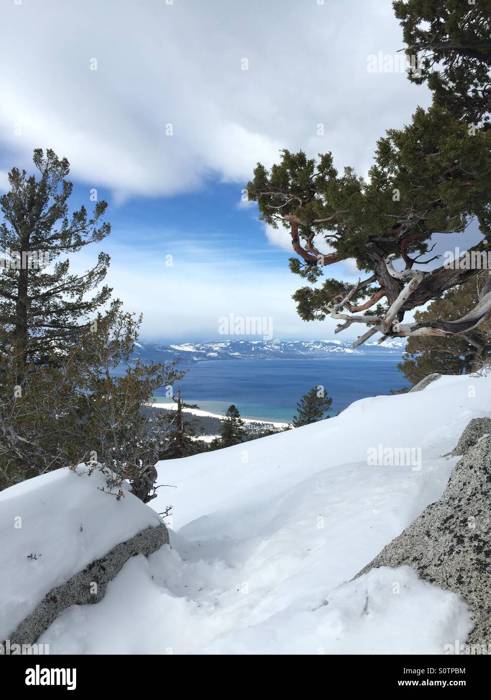 Blick von oben auf meinen geheimen Lauf beim himmlischen Ski resort mit Blick auf South Lake Tahoe. Stockfoto