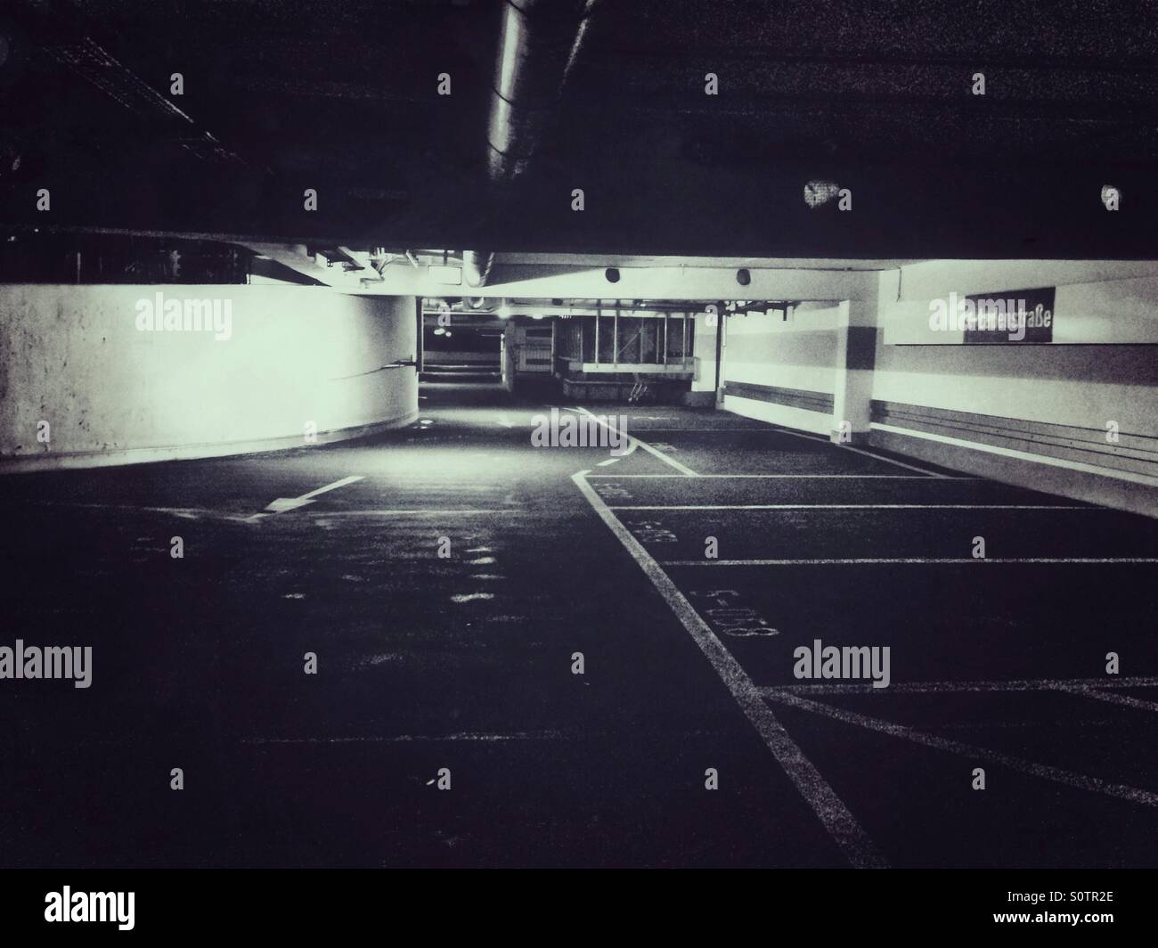 Ein Parkdeck in einem Parkhaus in der Nacht Stockfoto